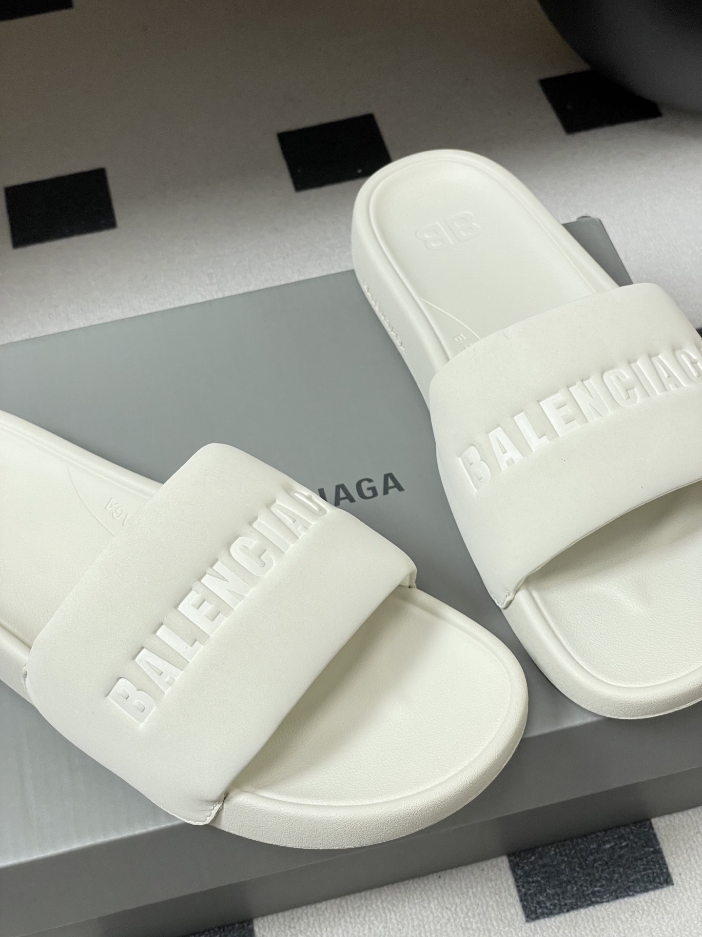 -26s春夏新款Balenciaga巴黎世家经典字母压印一字拖鞋休闲沙滩厚底拖鞋夏日多巴胺，把时髦踩在脚