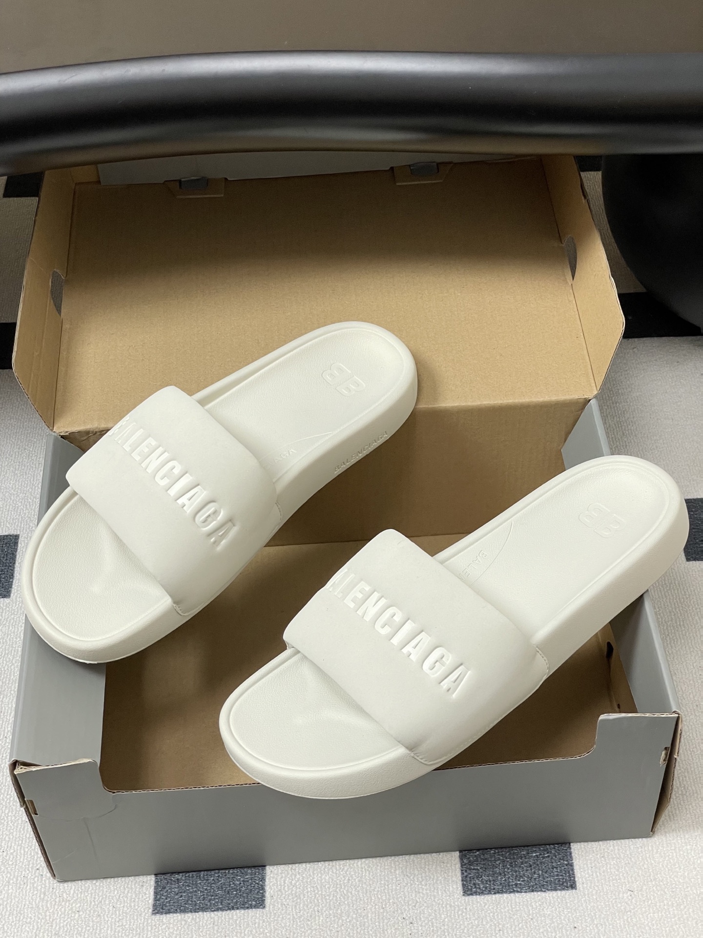 -26s春夏新款Balenciaga巴黎世家经典字母压印一字拖鞋休闲沙滩厚底拖鞋夏日多巴胺，把时髦踩在脚