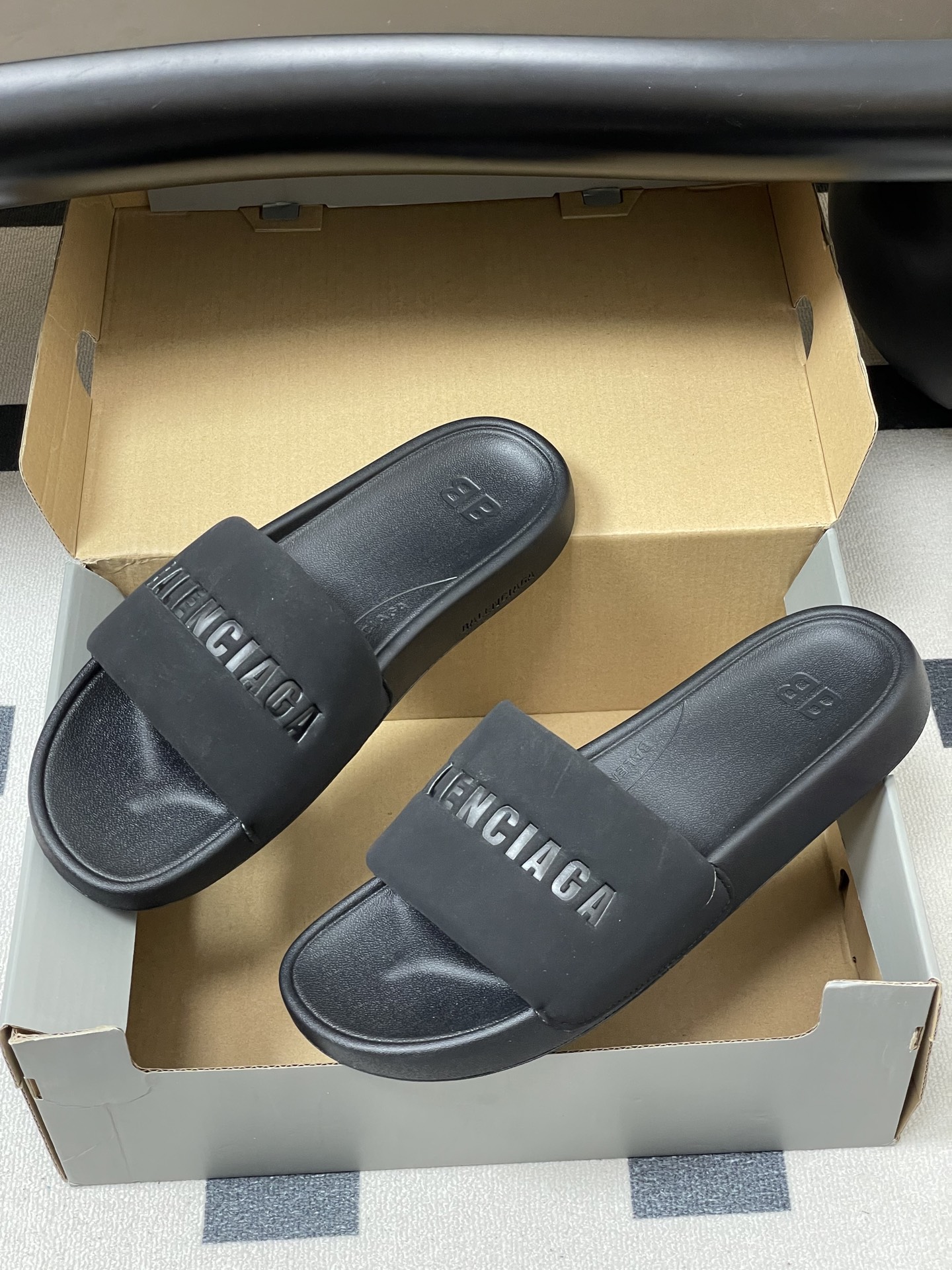 -26s春夏新款Balenciaga巴黎世家经典字母压印一字拖鞋休闲沙滩厚底拖鞋夏日多巴胺，把时髦踩在脚