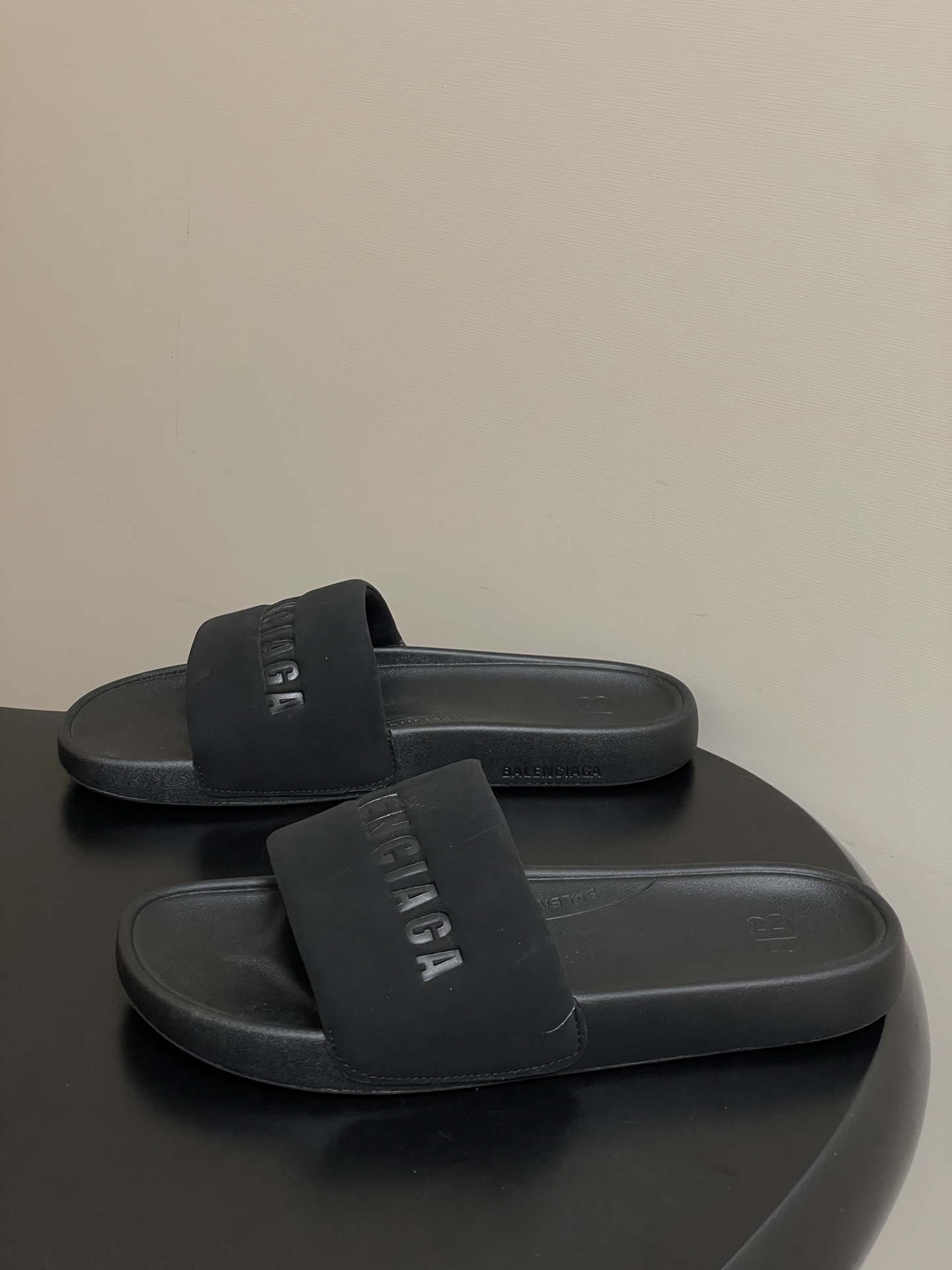 -26s春夏新款Balenciaga巴黎世家经典字母压印一字拖鞋休闲沙滩厚底拖鞋夏日多巴胺，把时髦踩在脚