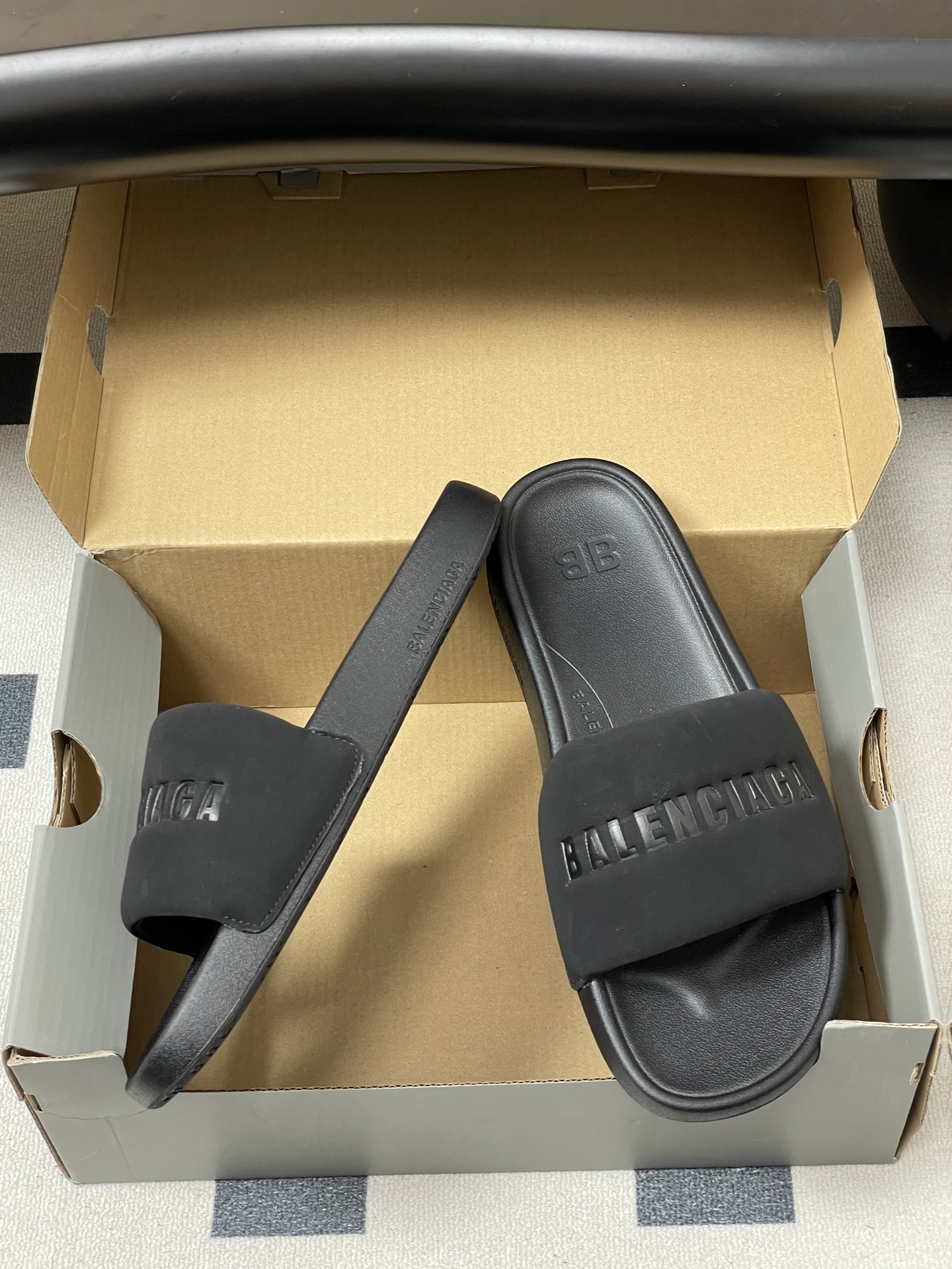 -26s春夏新款Balenciaga巴黎世家经典字母压印一字拖鞋休闲沙滩厚底拖鞋夏日多巴胺，把时髦踩在脚