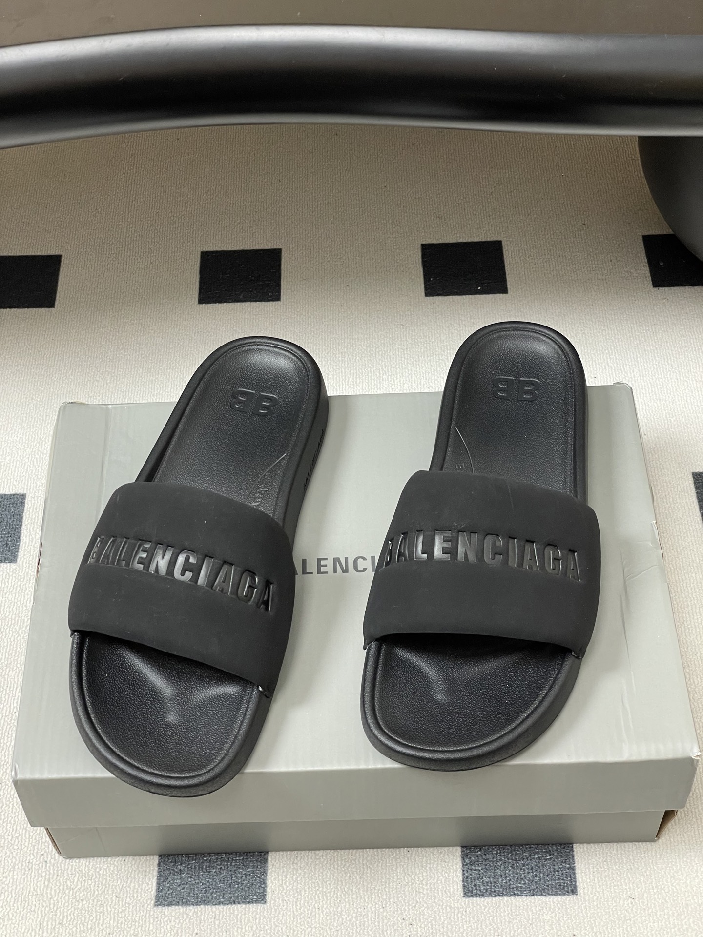 -26s春夏新款Balenciaga巴黎世家经典字母压印一字拖鞋休闲沙滩厚底拖鞋夏日多巴胺，把时髦踩在脚