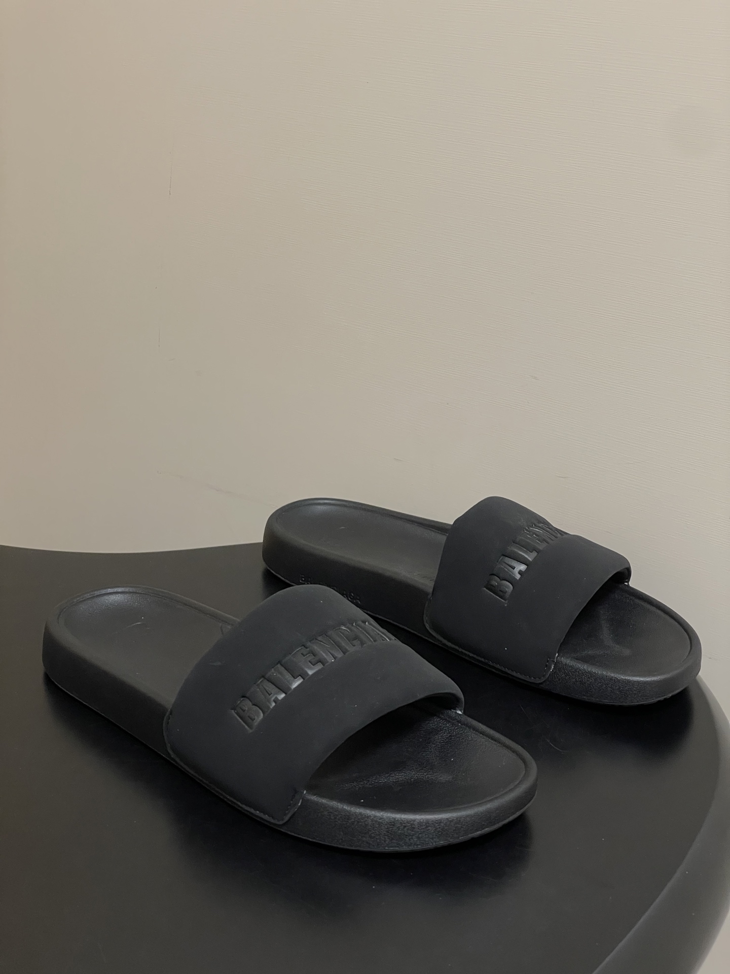 NO:759685,- 26s spring and summer new style Balenciaga classic letter embossed one-word slippers casual beach thick-soled slippers. Summer dopamine, fashion at your feet!  With a simple silhouette and three-dimensional embossed logo, each pair has a high-end feel that can be worn throughout the summer!  The three-dimensional embossed logo BALENCIAGA letters are clear and stylish, low-key and unobtrusive, and are highly recognizable. The soft elastic thick sole design feels like stepping on the clouds. It can be worn for a long time without getting tired and can quietly increase your height. It modifies the shape of the legs and makes them look slimmer. The joy of kicking is irresistible to both lazy people and fashionistas!  Customized waterproof nubuck leather/wool upper, molded rubber outsole, size 35-39 (40.41.42 customized, non-returnable), slippers, balenciaga, balenciaga, slippers19860909- 26s春夏新款Balenciaga巴黎世家经典字母压印一字拖鞋休闲沙滩厚底拖鞋 夏日多巴胺,把时髦踩在脚下！简约廓形+立体压印logo,每一双都是行走的高级感,承包你整个夏天的慵懒穿搭！ 立体压印logoBALENCIAGA字母清晰有型,低调不张扬,辨识度拉满 软弹厚底设计踩云感脚感,久穿不累还能悄悄增高,修饰腿型超显瘦 一脚蹬的快乐,懒人党和时髦精都无法拒绝！ 鞋面定制防水磨砂皮/羊毛 鞋底开模橡胶大底 码数35-39（40.41.42定做不退换）,拖鞋,balenciaga,balenciaga,slippers,Women's Shoes