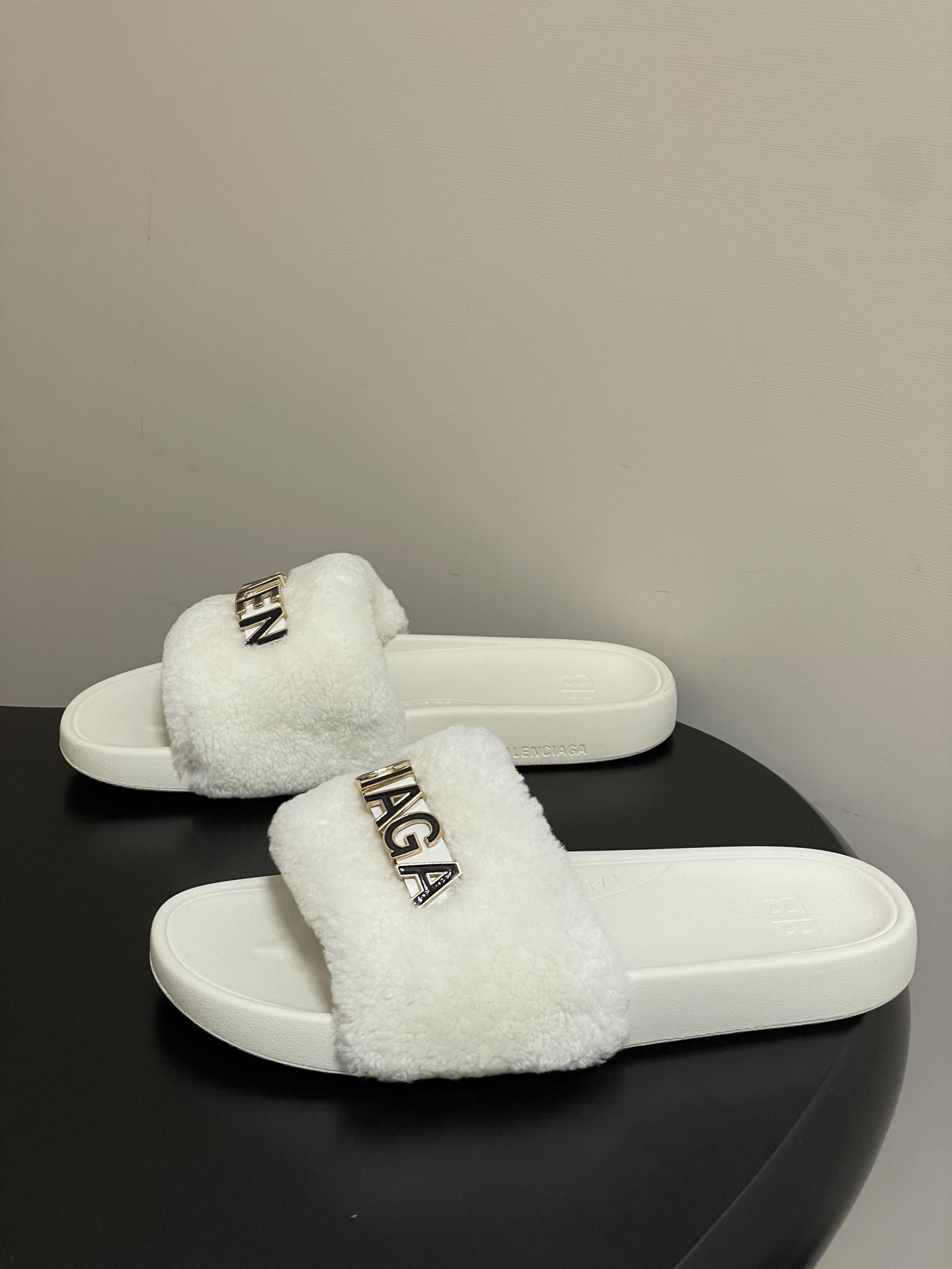 羊毛-26s春夏新款Balenciaga巴黎世家经典字母压印一字拖鞋休闲沙滩厚底拖鞋夏日多巴胺，把时髦踩