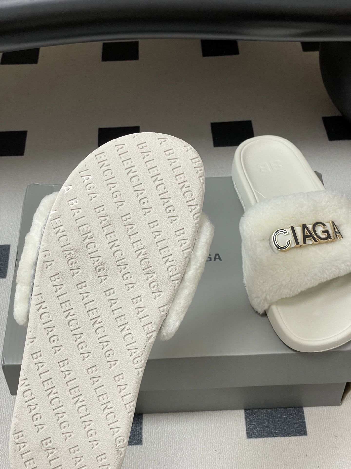 羊毛-26s春夏新款Balenciaga巴黎世家经典字母压印一字拖鞋休闲沙滩厚底拖鞋夏日多巴胺，把时髦踩