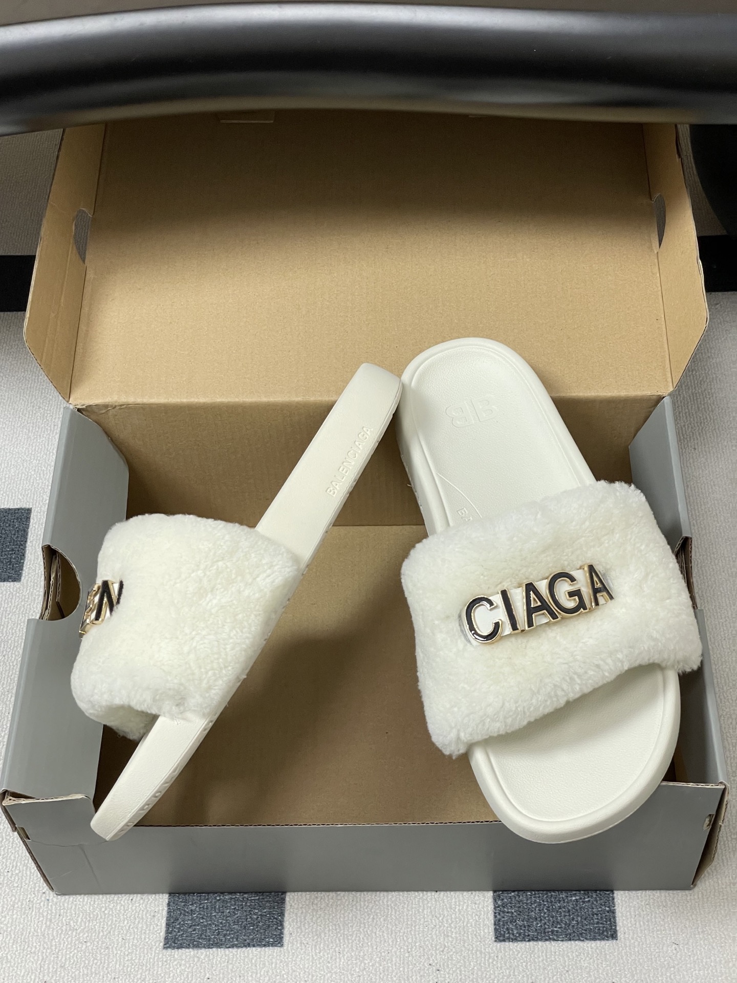 羊毛-26s春夏新款Balenciaga巴黎世家经典字母压印一字拖鞋休闲沙滩厚底拖鞋夏日多巴胺，把时髦踩