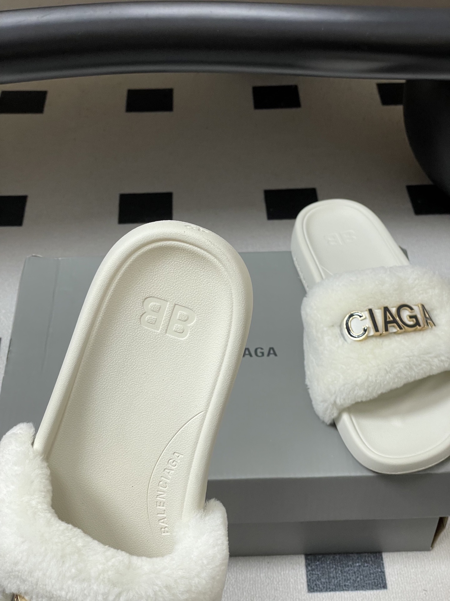 羊毛-26s春夏新款Balenciaga巴黎世家经典字母压印一字拖鞋休闲沙滩厚底拖鞋夏日多巴胺，把时髦踩