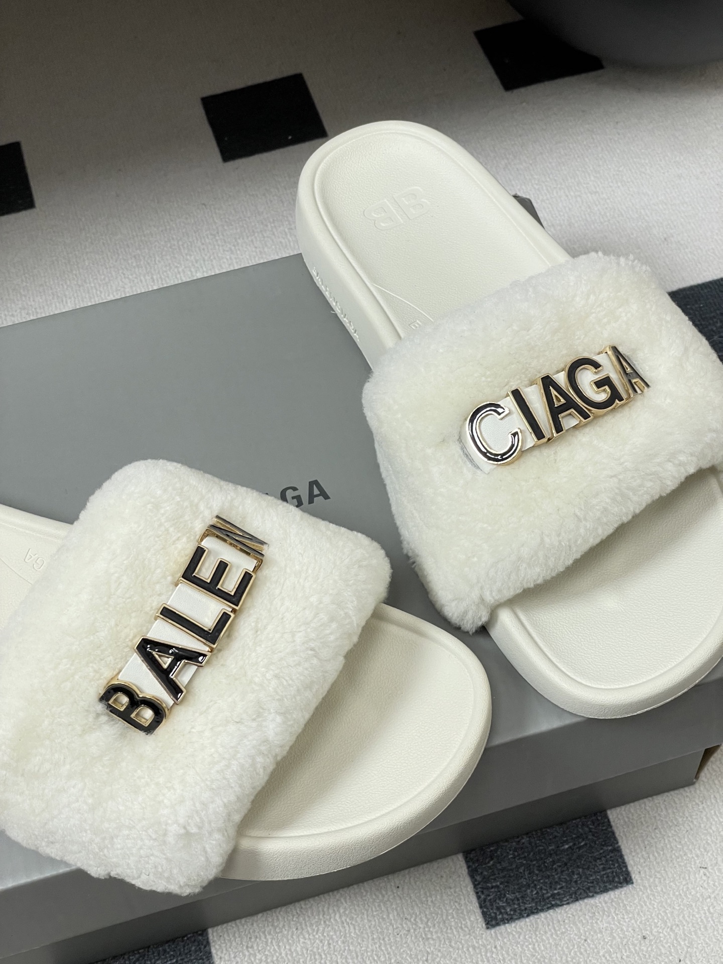 羊毛-26s春夏新款Balenciaga巴黎世家经典字母压印一字拖鞋休闲沙滩厚底拖鞋夏日多巴胺，把时髦踩