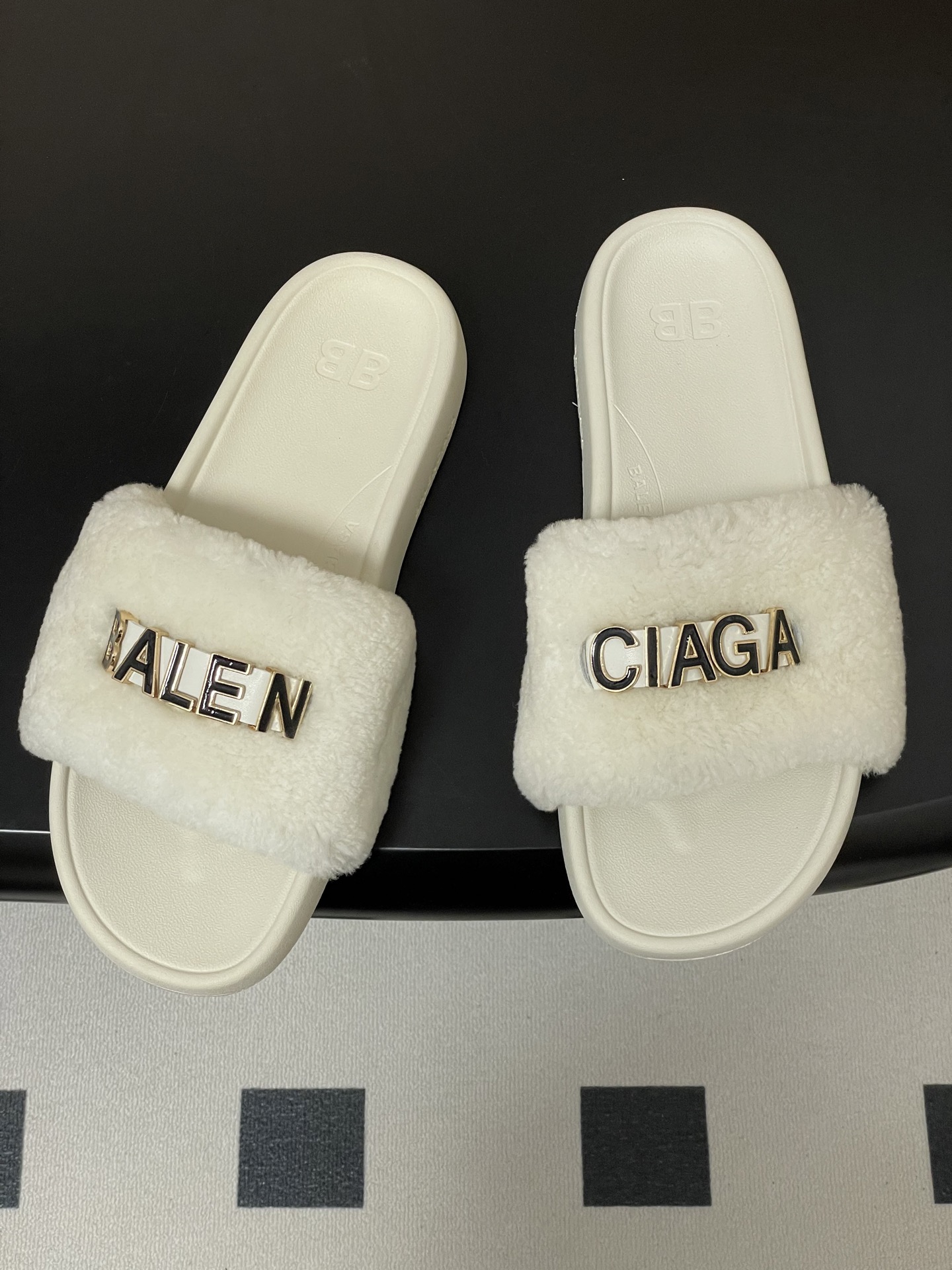 羊毛-26s春夏新款Balenciaga巴黎世家经典字母压印一字拖鞋休闲沙滩厚底拖鞋夏日多巴胺，把时髦踩