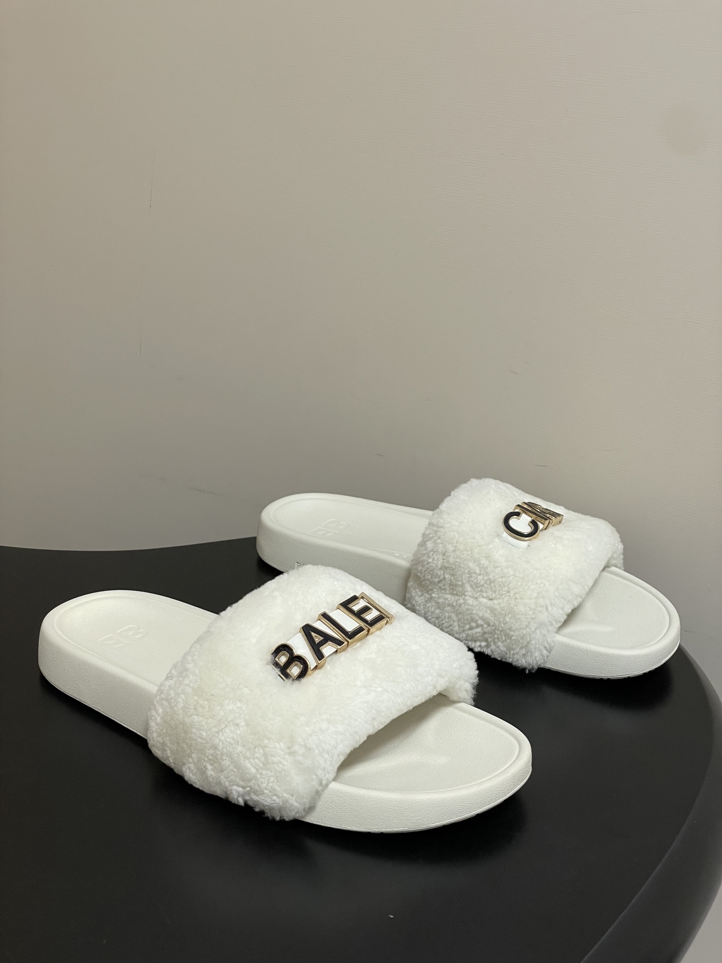 羊毛-26s春夏新款Balenciaga巴黎世家经典字母压印一字拖鞋休闲沙滩厚底拖鞋夏日多巴胺，把时髦踩