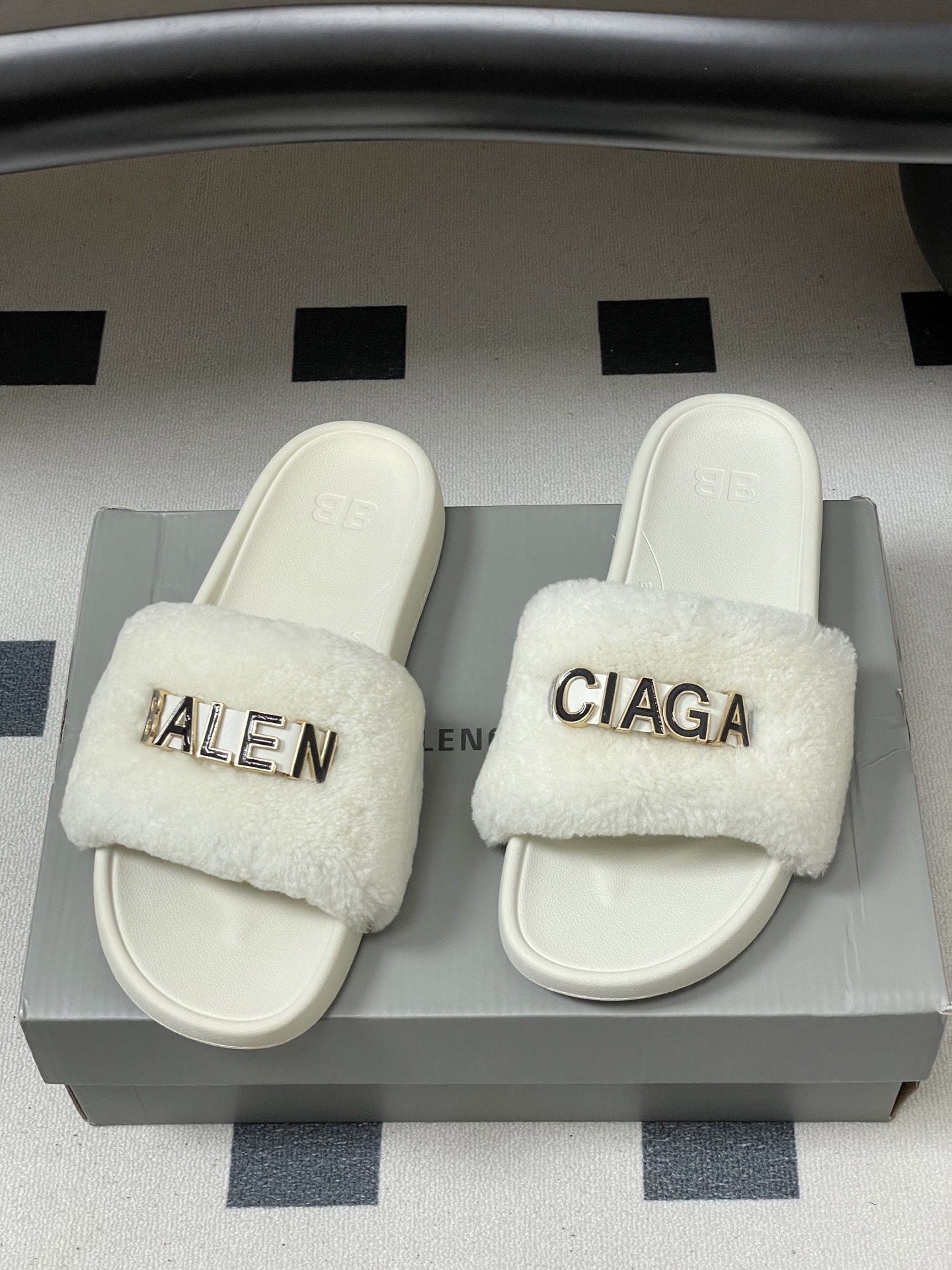 羊毛-26s春夏新款Balenciaga巴黎世家经典字母压印一字拖鞋休闲沙滩厚底拖鞋夏日多巴胺，把时髦踩