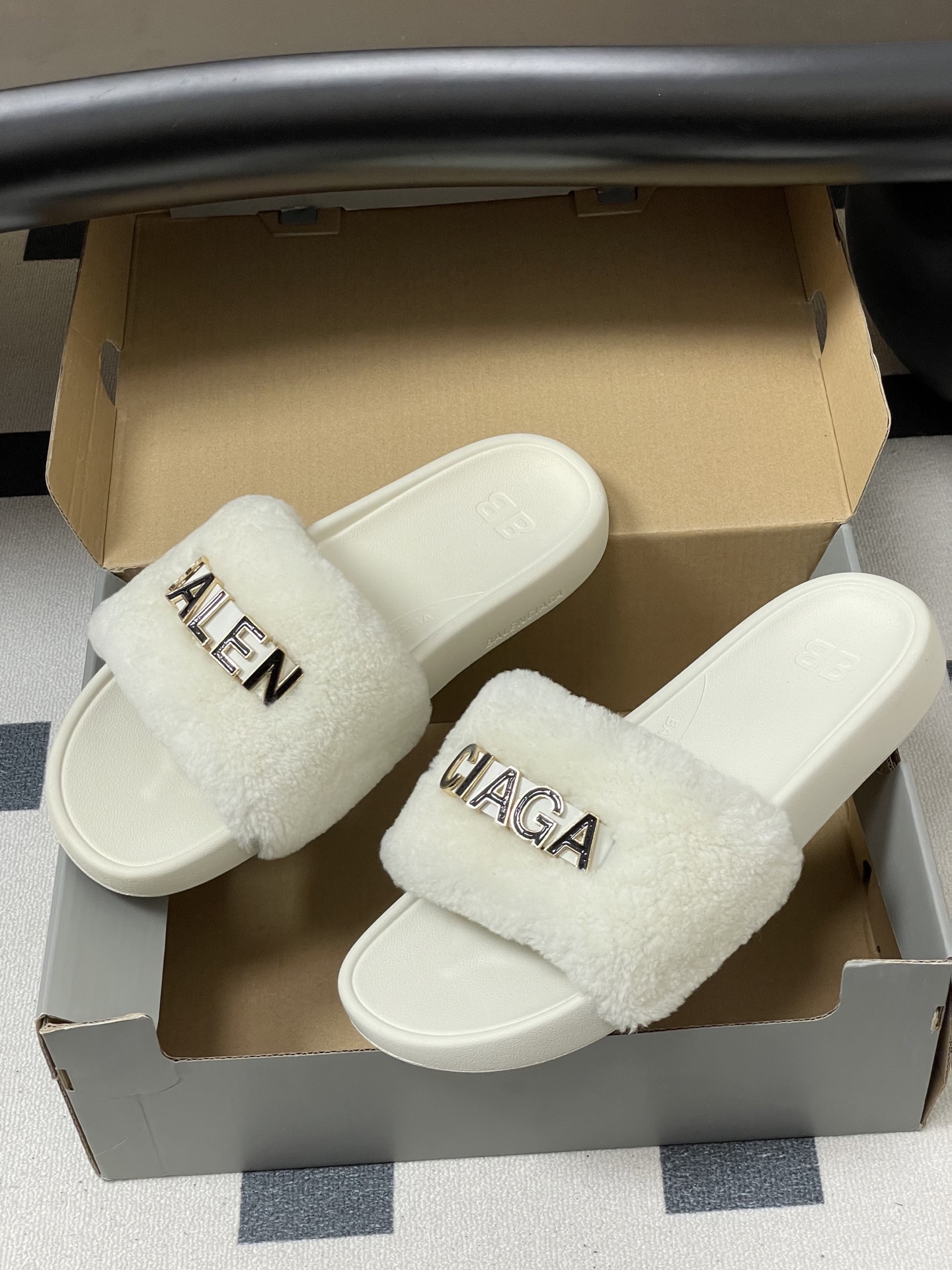 羊毛-26s春夏新款Balenciaga巴黎世家经典字母压印一字拖鞋休闲沙滩厚底拖鞋夏日多巴胺，把时髦踩