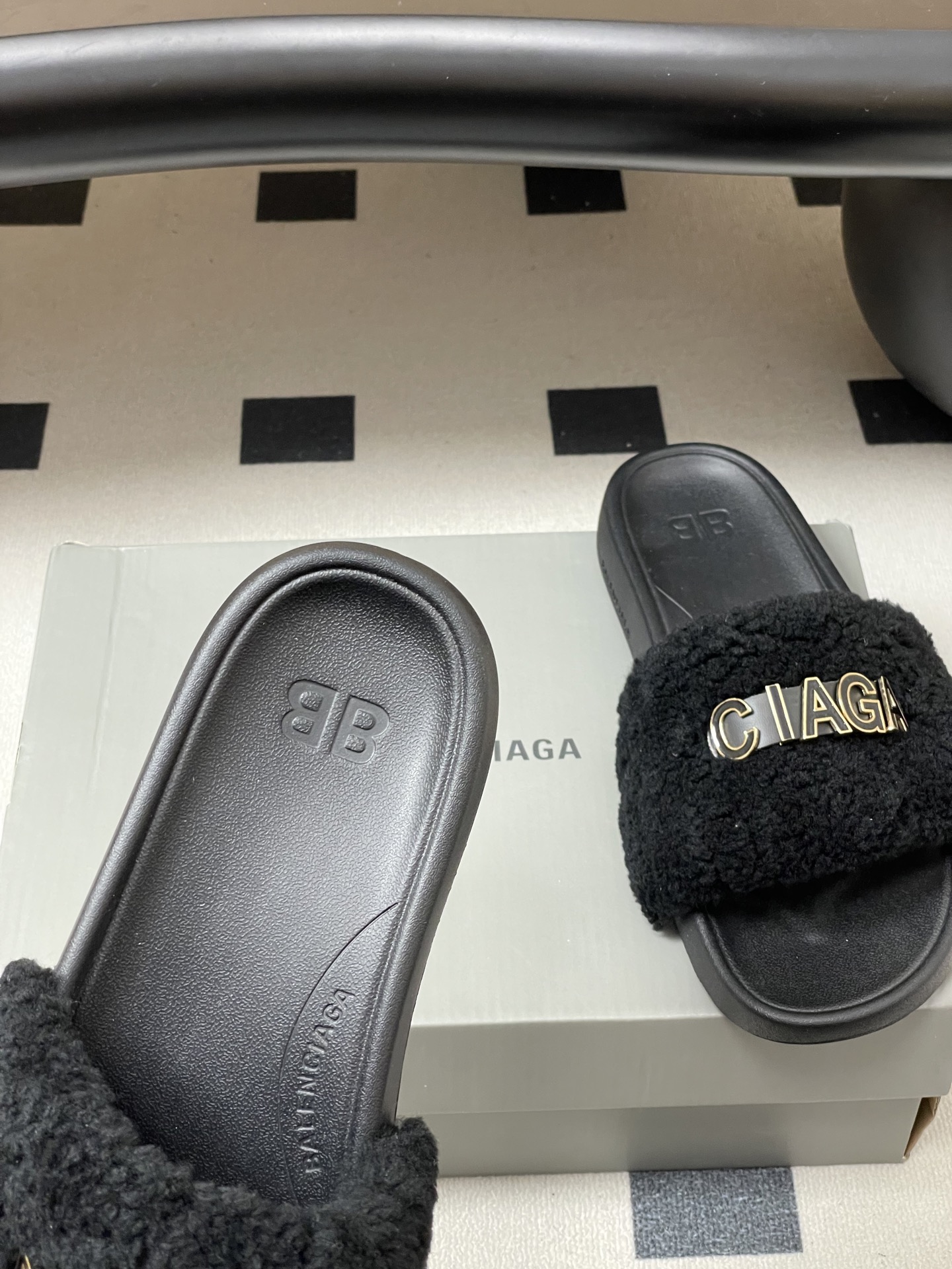 羊毛-26s春夏新款Balenciaga巴黎世家经典字母压印一字拖鞋休闲沙滩厚底拖鞋夏日多巴胺，把时髦踩