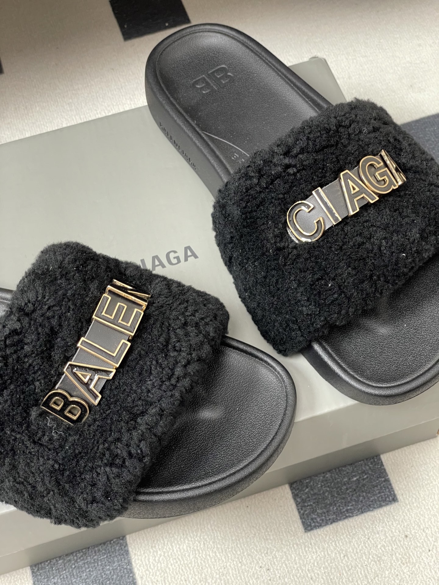 羊毛-26s春夏新款Balenciaga巴黎世家经典字母压印一字拖鞋休闲沙滩厚底拖鞋夏日多巴胺，把时髦踩