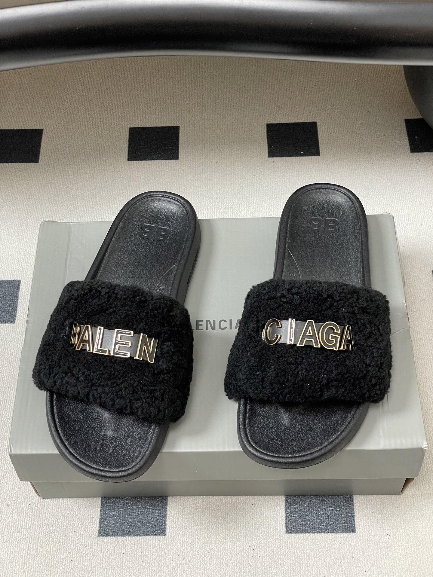 羊毛-26s春夏新款Balenciaga巴黎世家经典字母压印一字拖鞋休闲沙滩厚底拖鞋夏日多巴胺，把时髦踩