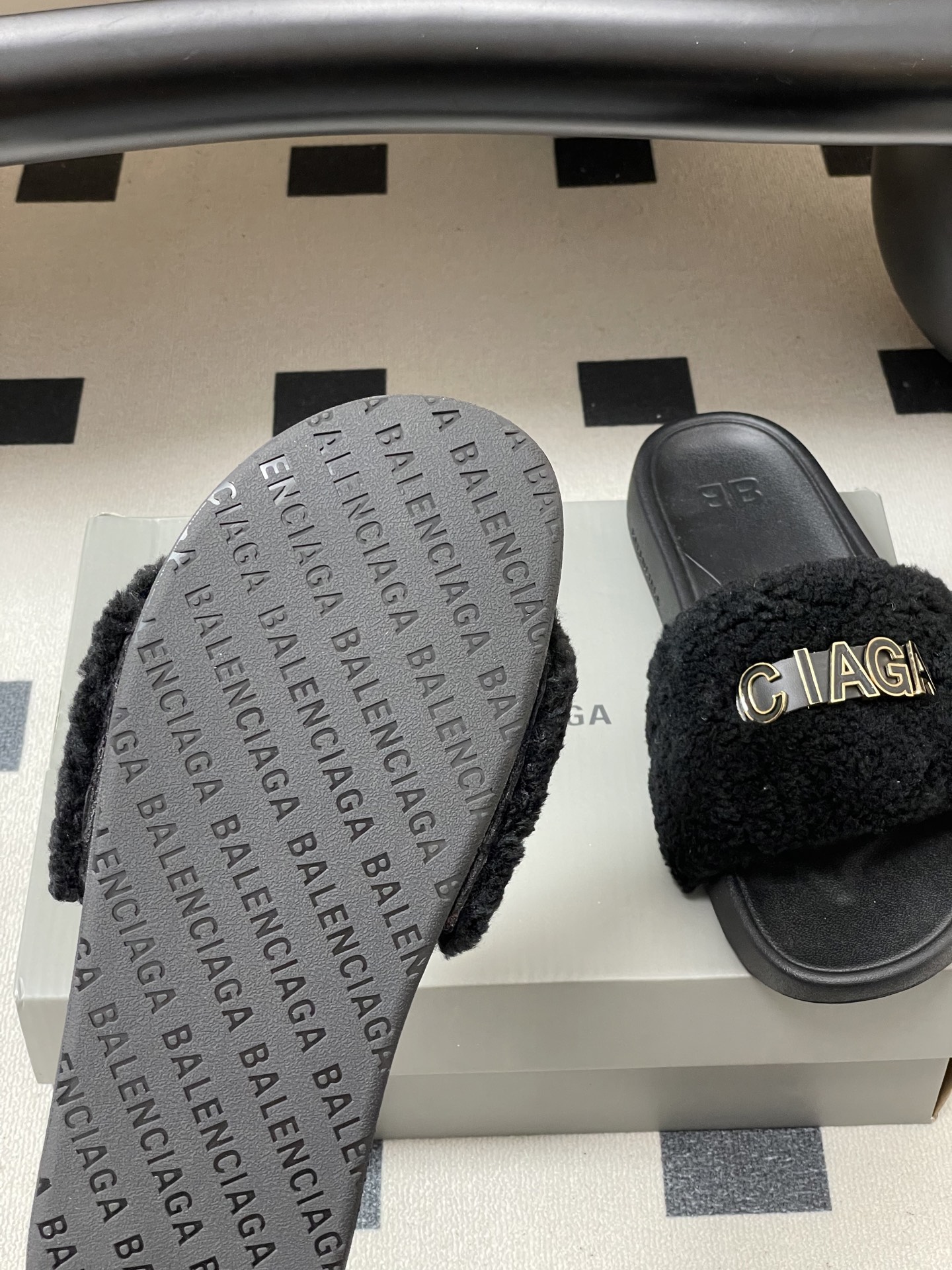 羊毛-26s春夏新款Balenciaga巴黎世家经典字母压印一字拖鞋休闲沙滩厚底拖鞋夏日多巴胺，把时髦踩