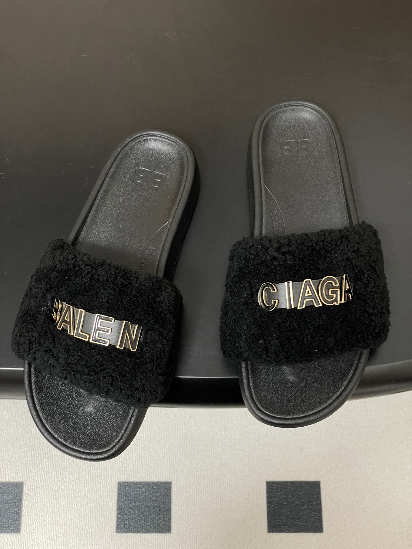 羊毛-26s春夏新款Balenciaga巴黎世家经典字母压印一字拖鞋休闲沙滩厚底拖鞋夏日多巴胺，把时髦踩