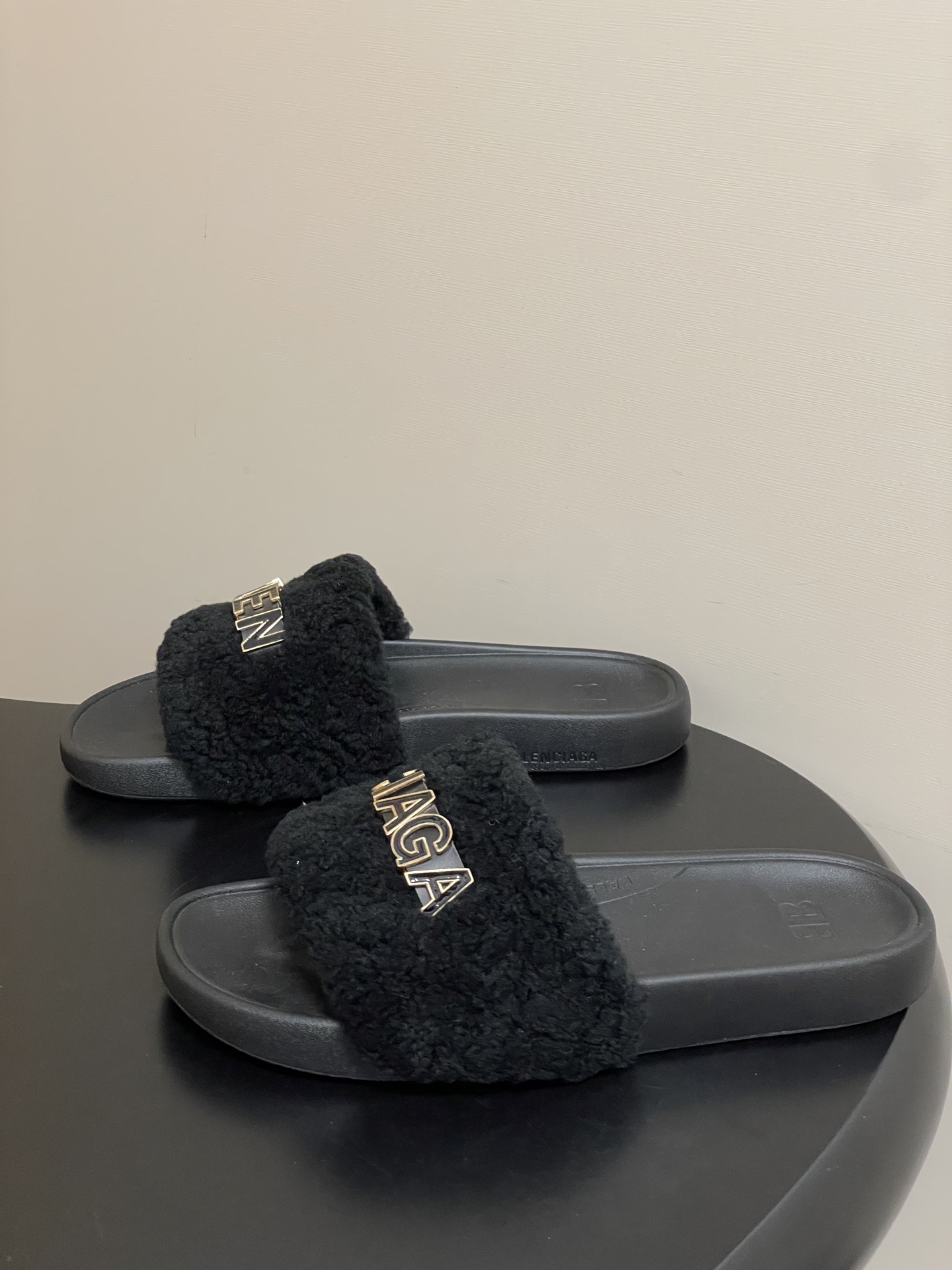 羊毛-26s春夏新款Balenciaga巴黎世家经典字母压印一字拖鞋休闲沙滩厚底拖鞋夏日多巴胺，把时髦踩