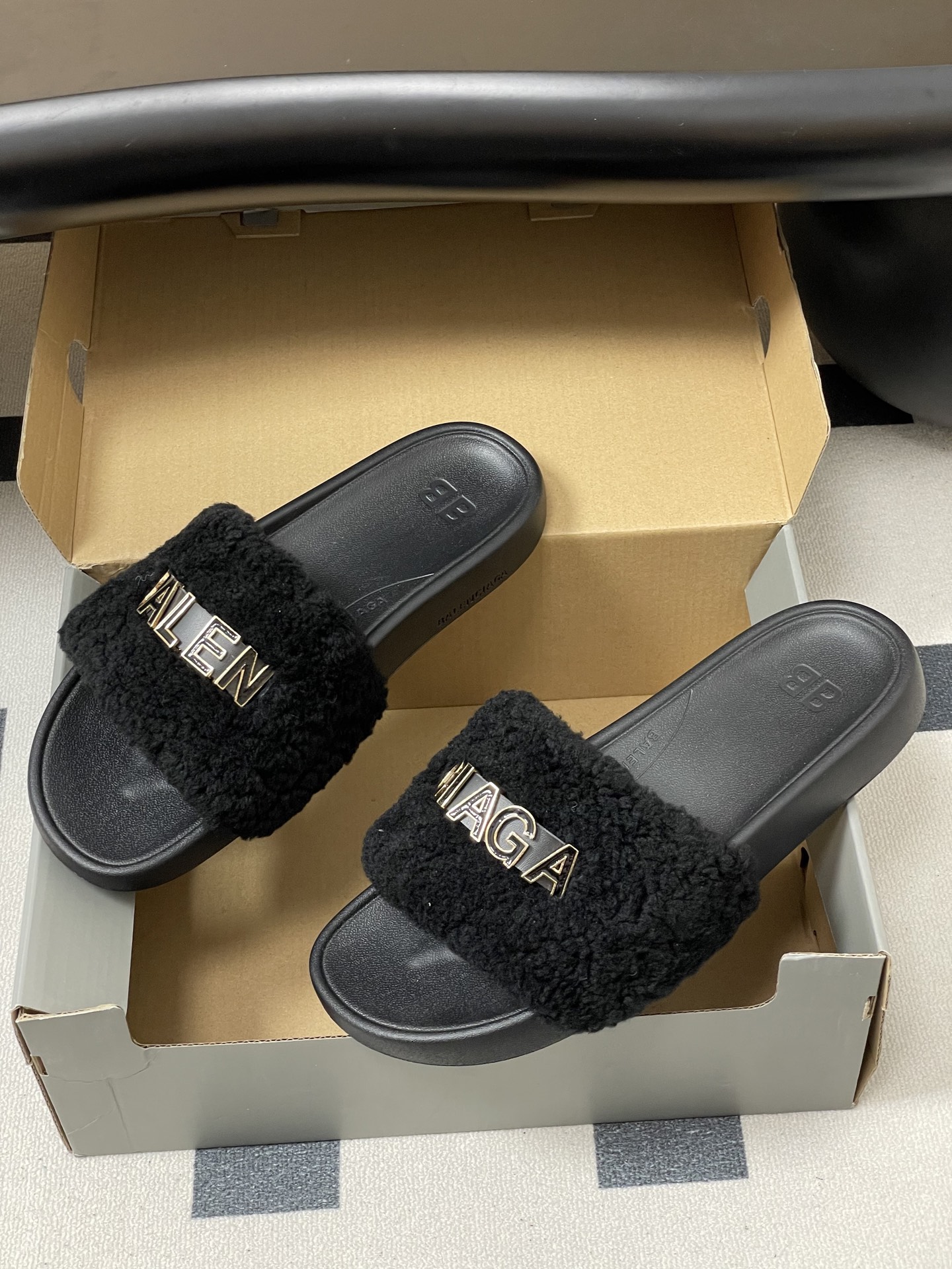 羊毛-26s春夏新款Balenciaga巴黎世家经典字母压印一字拖鞋休闲沙滩厚底拖鞋夏日多巴胺，把时髦踩