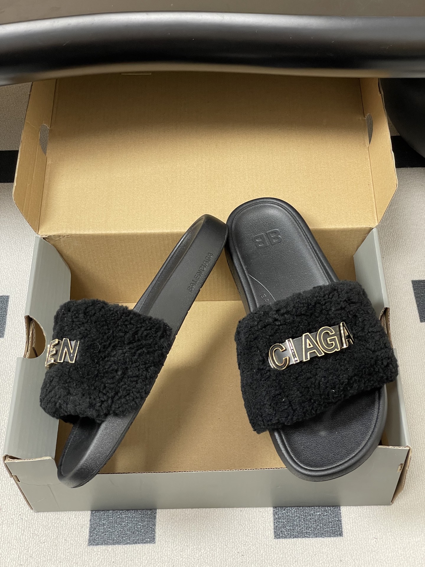 羊毛-26s春夏新款Balenciaga巴黎世家经典字母压印一字拖鞋休闲沙滩厚底拖鞋夏日多巴胺，把时髦踩