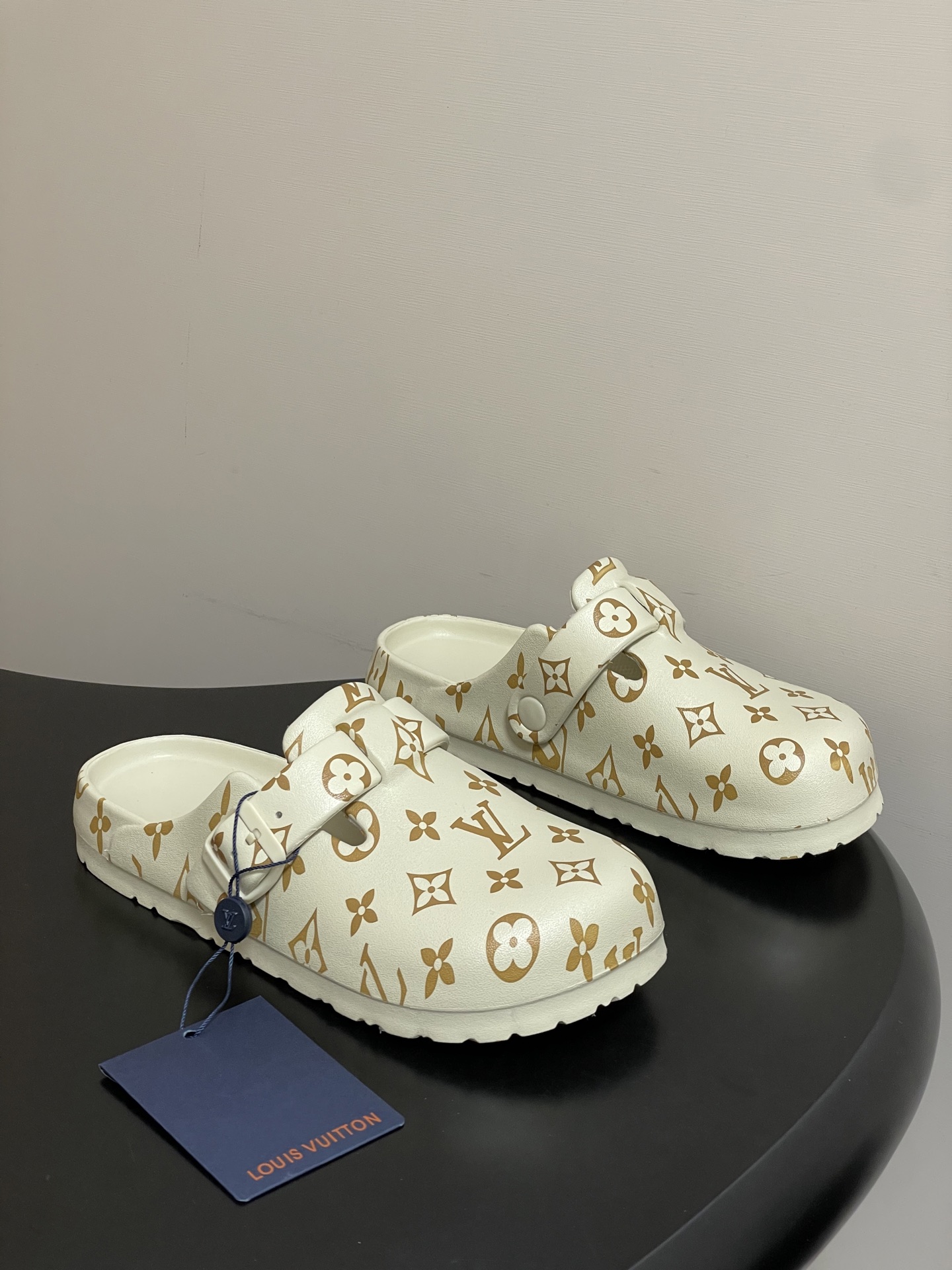 -最新爆款Louis Vuitton Lv 勃肯穆勒鞋果冻半拖鞋情侣款休闲沙滩鞋夏日炎炎，少不了一双轻盈