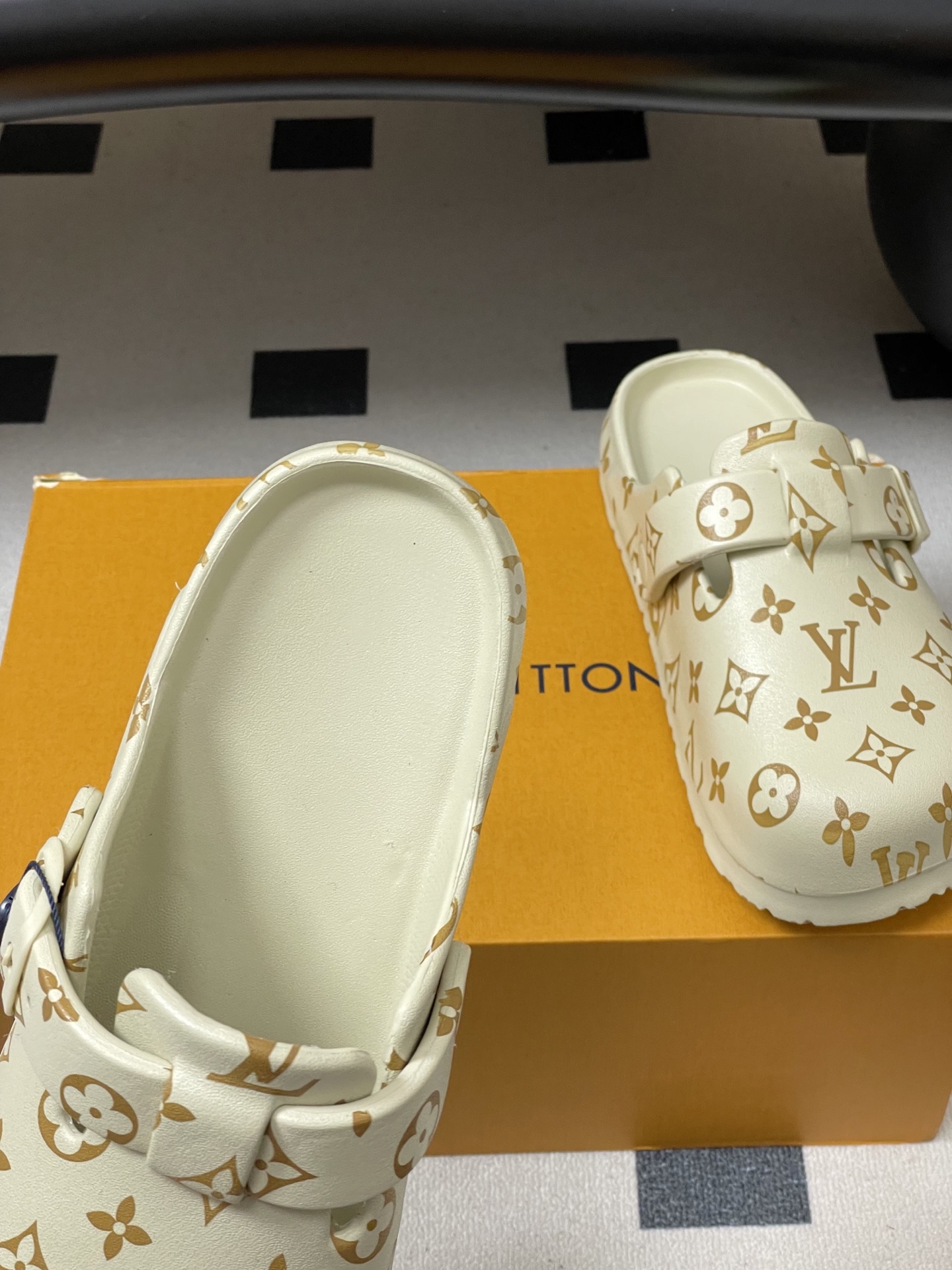 -最新爆款Louis Vuitton Lv 勃肯穆勒鞋果冻半拖鞋情侣款休闲沙滩鞋夏日炎炎，少不了一双轻盈