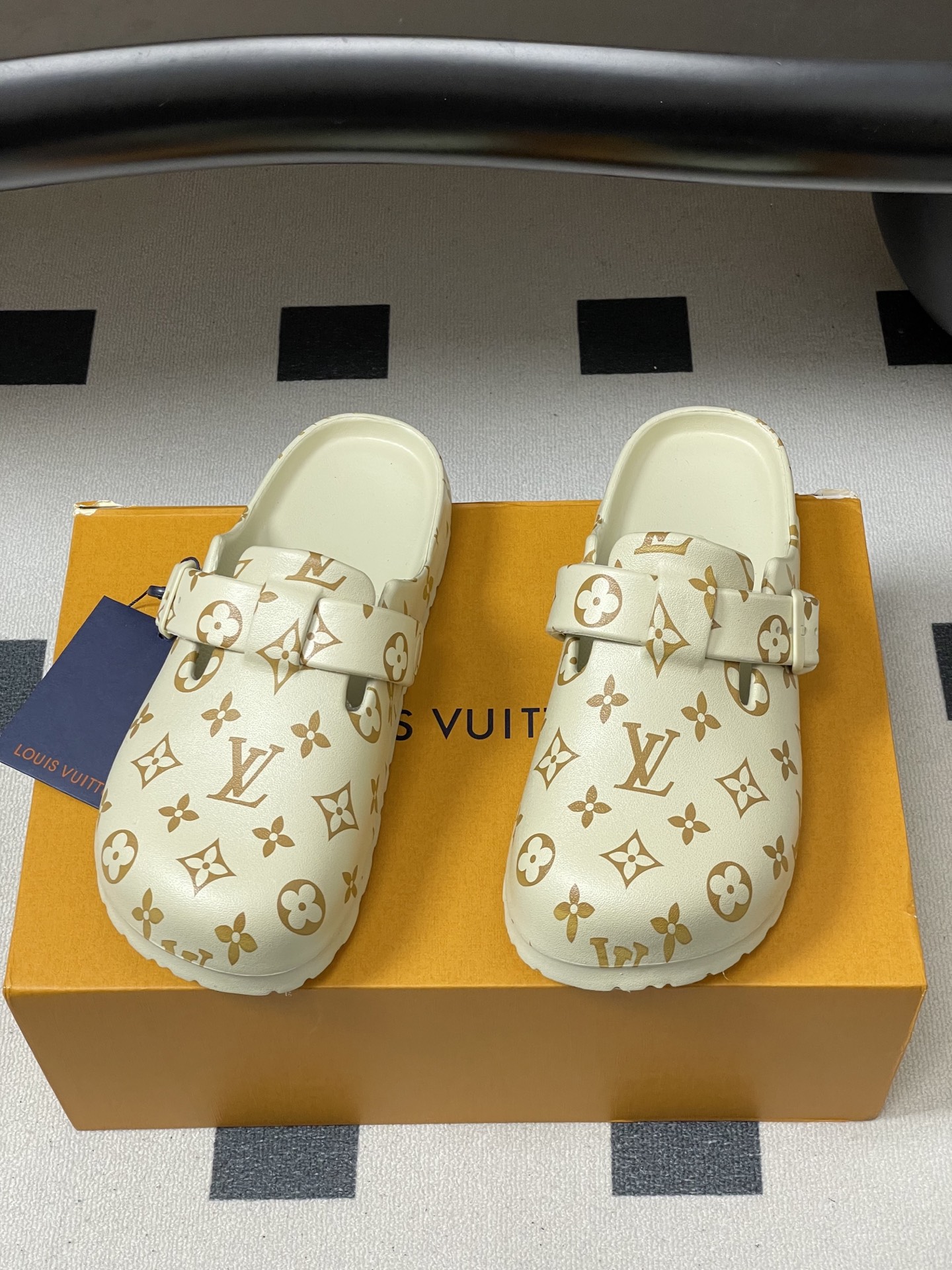 -最新爆款Louis Vuitton Lv 勃肯穆勒鞋果冻半拖鞋情侣款休闲沙滩鞋夏日炎炎，少不了一双轻盈