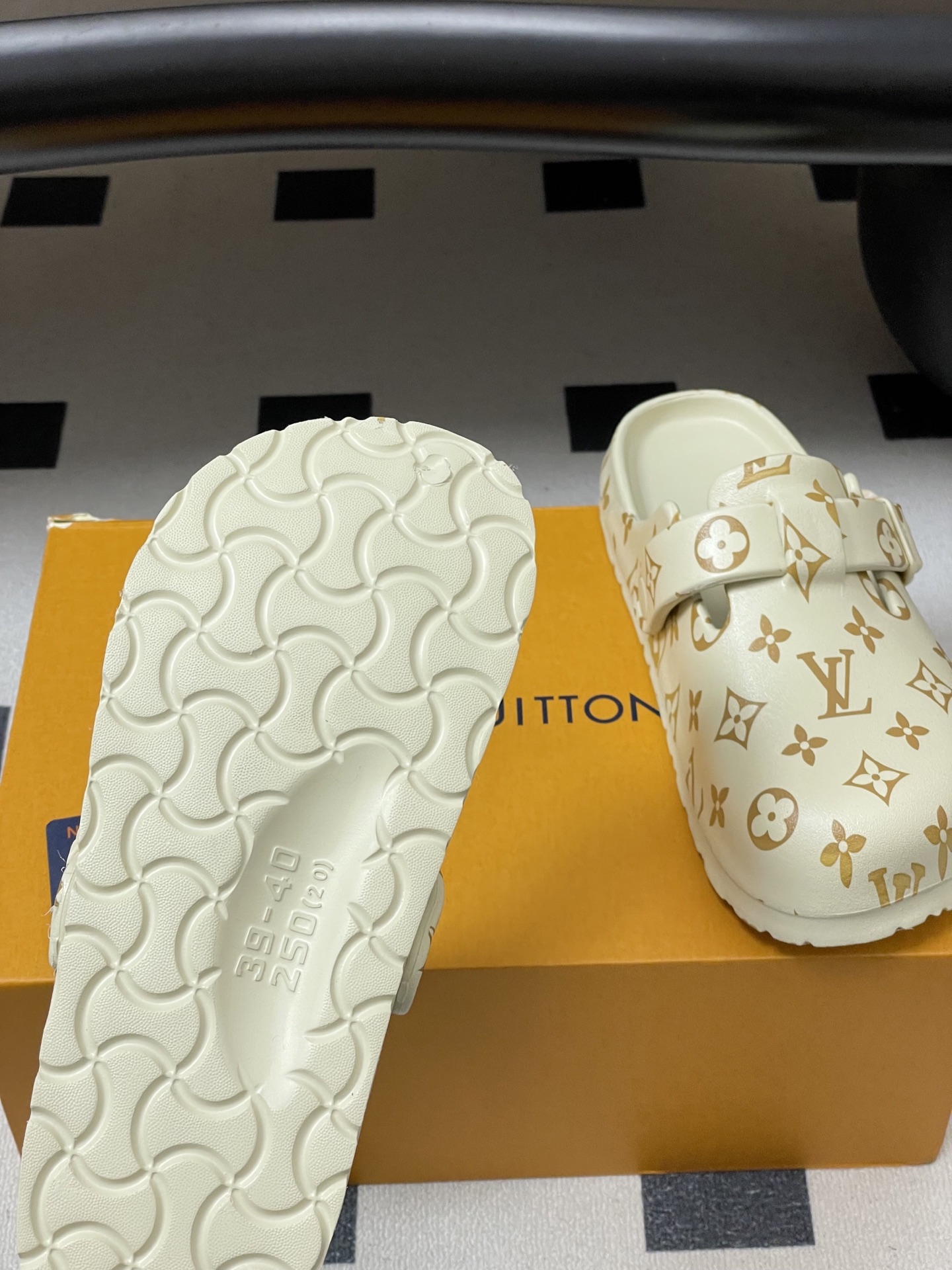-最新爆款Louis Vuitton Lv 勃肯穆勒鞋果冻半拖鞋情侣款休闲沙滩鞋夏日炎炎，少不了一双轻盈