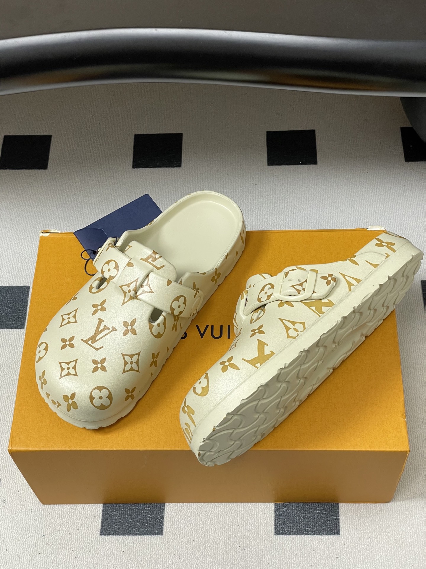 -最新爆款Louis Vuitton Lv 勃肯穆勒鞋果冻半拖鞋情侣款休闲沙滩鞋夏日炎炎，少不了一双轻盈