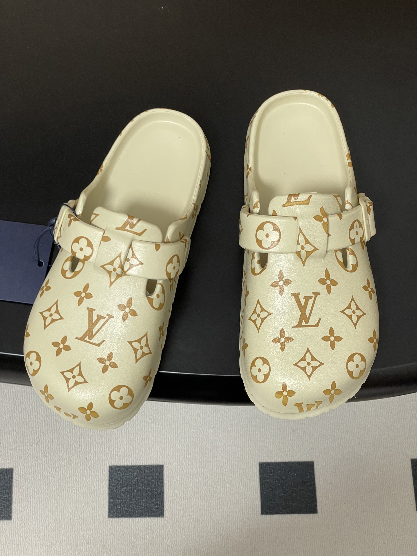 -最新爆款Louis Vuitton Lv 勃肯穆勒鞋果冻半拖鞋情侣款休闲沙滩鞋夏日炎炎，少不了一双轻盈