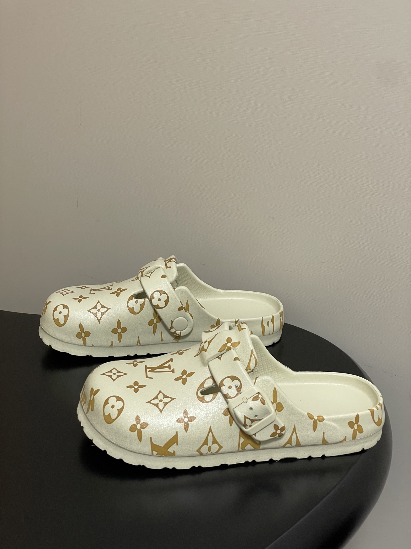 -最新爆款Louis Vuitton Lv 勃肯穆勒鞋果冻半拖鞋情侣款休闲沙滩鞋夏日炎炎，少不了一双轻盈