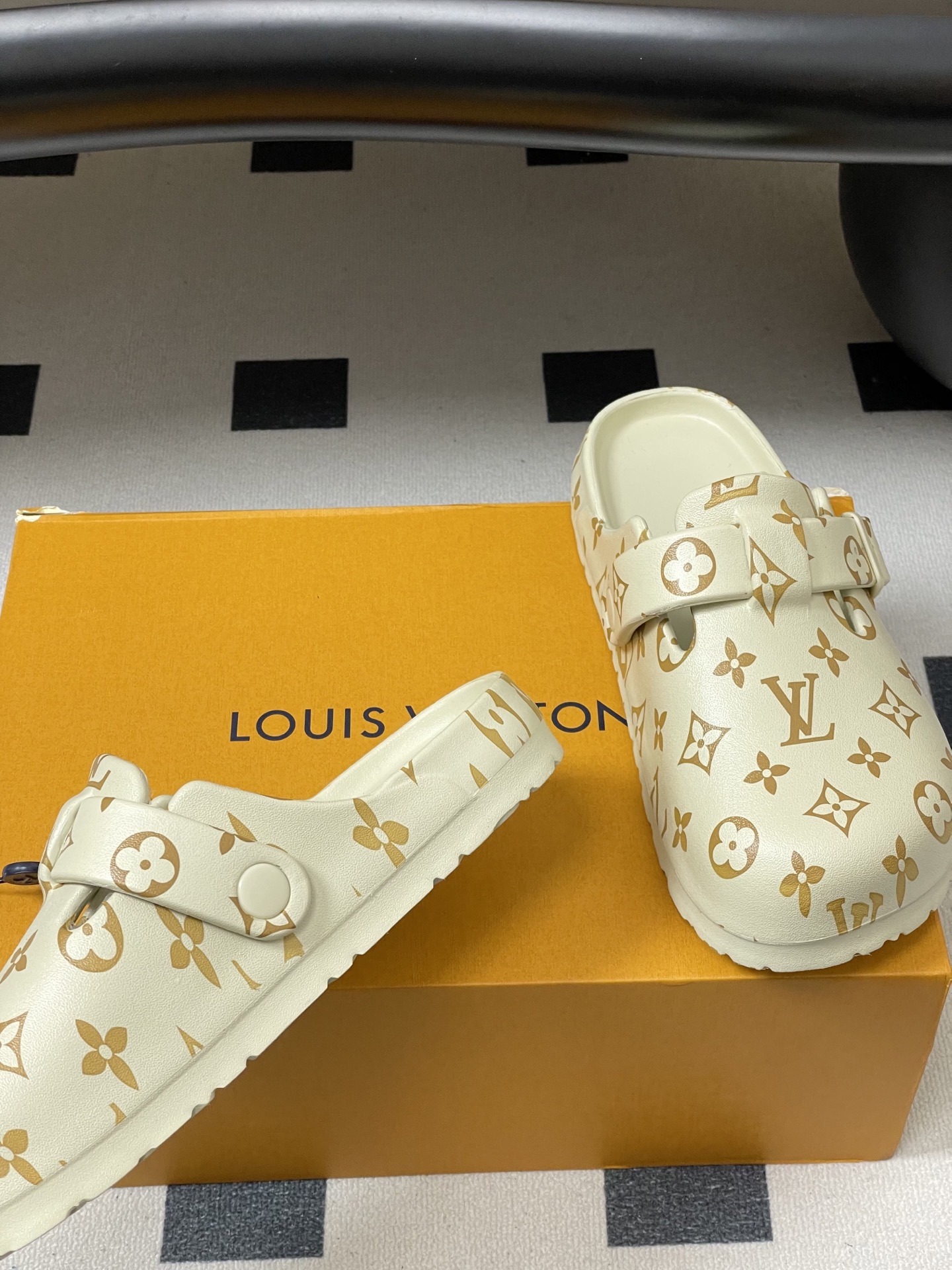 -最新爆款Louis Vuitton Lv 勃肯穆勒鞋果冻半拖鞋情侣款休闲沙滩鞋夏日炎炎，少不了一双轻盈