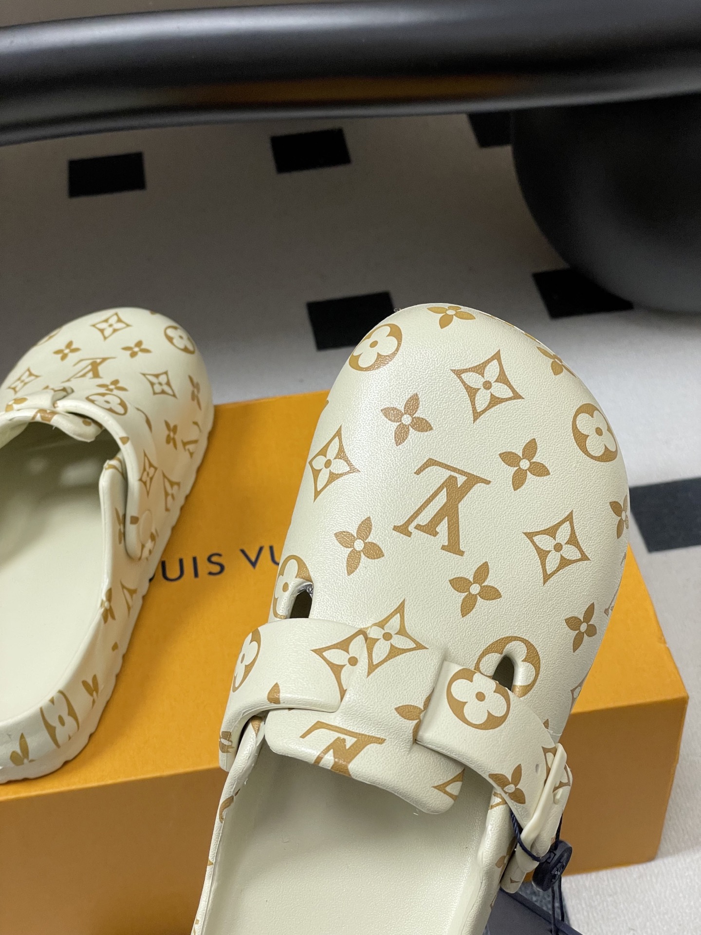 -最新爆款Louis Vuitton Lv 勃肯穆勒鞋果冻半拖鞋情侣款休闲沙滩鞋夏日炎炎，少不了一双轻盈