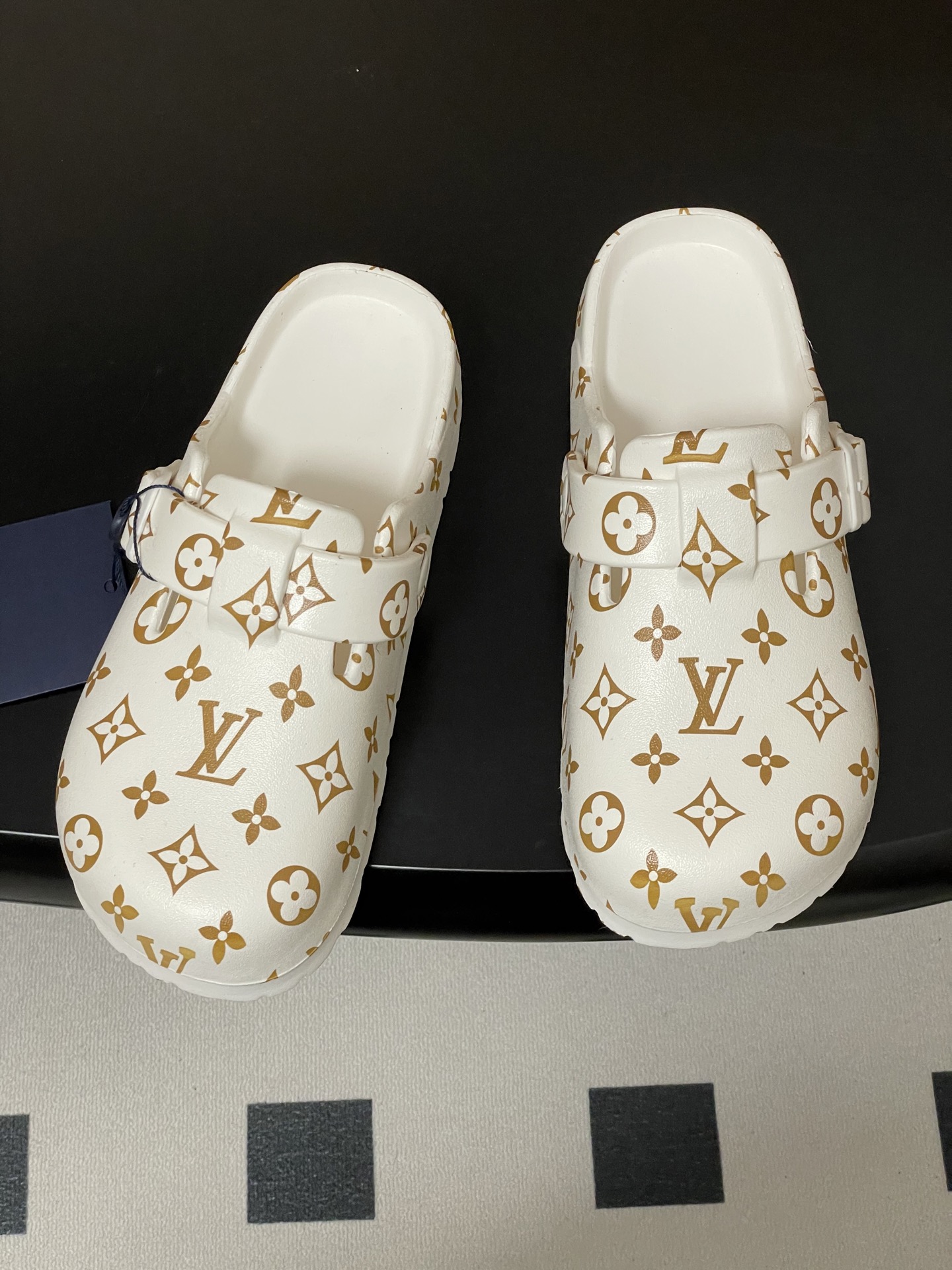 -最新爆款Louis Vuitton Lv 勃肯穆勒鞋果冻半拖鞋情侣款休闲沙滩鞋夏日炎炎，少不了一双轻盈