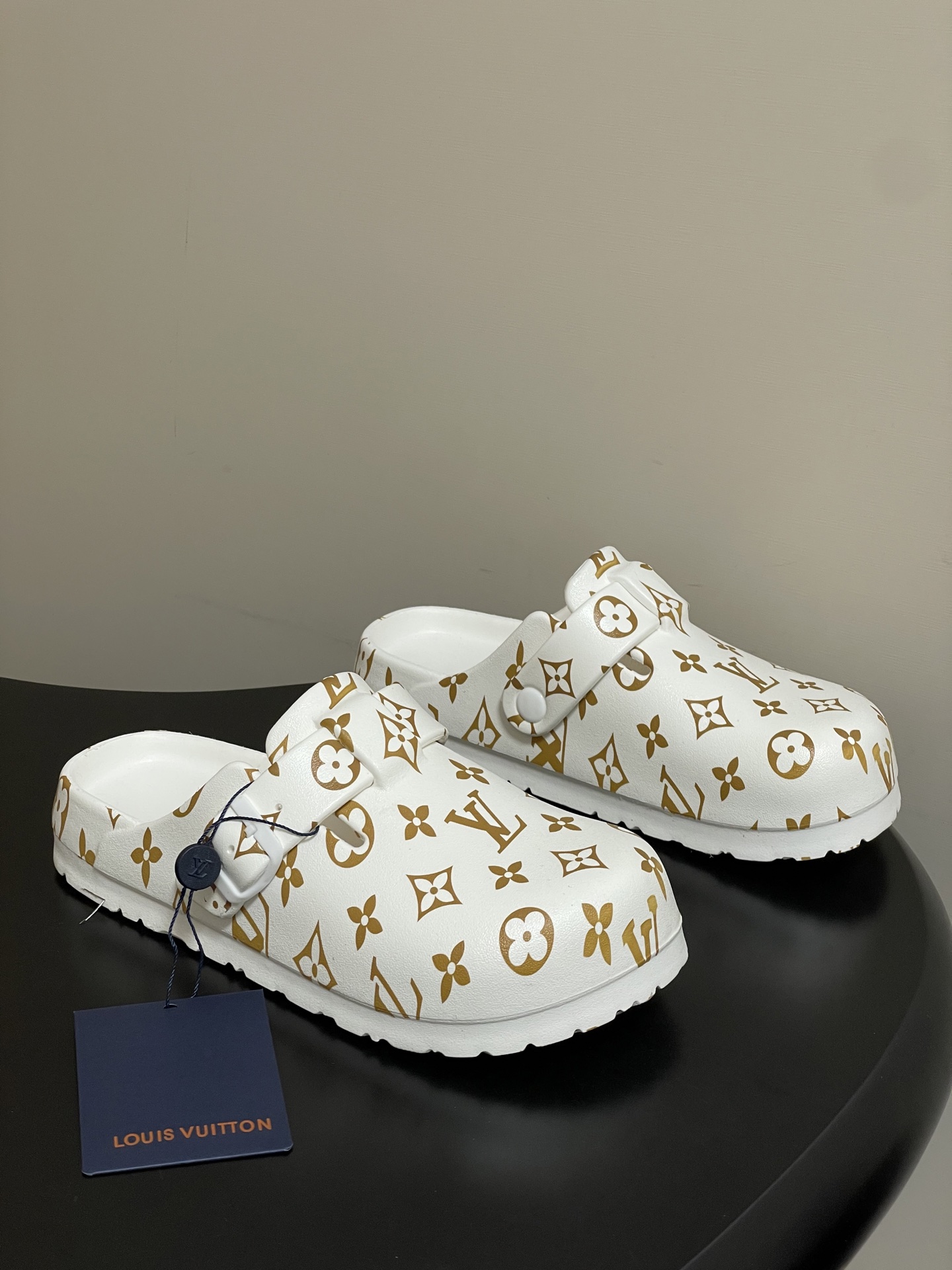 NO:759639,- The latest hot style Louis Vuitton Lv Birkenstock Mules Jelly Half Slippers Couple Casual Beach Shoes In the hot summer, a pair of light and comfortable slippers is indispensable. This foam Birkenstock Mule Shoes retro casual beach slippers are simply a savior!  Slippers that feel like shit!  Material open mold EVA foam ultra-light material Size female 35-39 (40.41 customized, non-returnable) Male 39-44, half drag, louis vuitton, louis vuitton, slippers19860909- 最新爆款Louis Vuitton Lv 勃肯穆勒鞋果冻半拖鞋情侣款休闲沙滩鞋 夏日炎炎,少不了一双轻盈又舒适的拖鞋,这款发泡材质勃肯拖鞋穆勒鞋复古休闲沙滩拖,简直就是救星！踩屎感拖鞋！ 材质开模EVA 发泡超轻材料 码数女35-39（40.41定做不退换） 男39-44,半拖,louis vuitton,louis vuitton,slippers,Women's Shoes