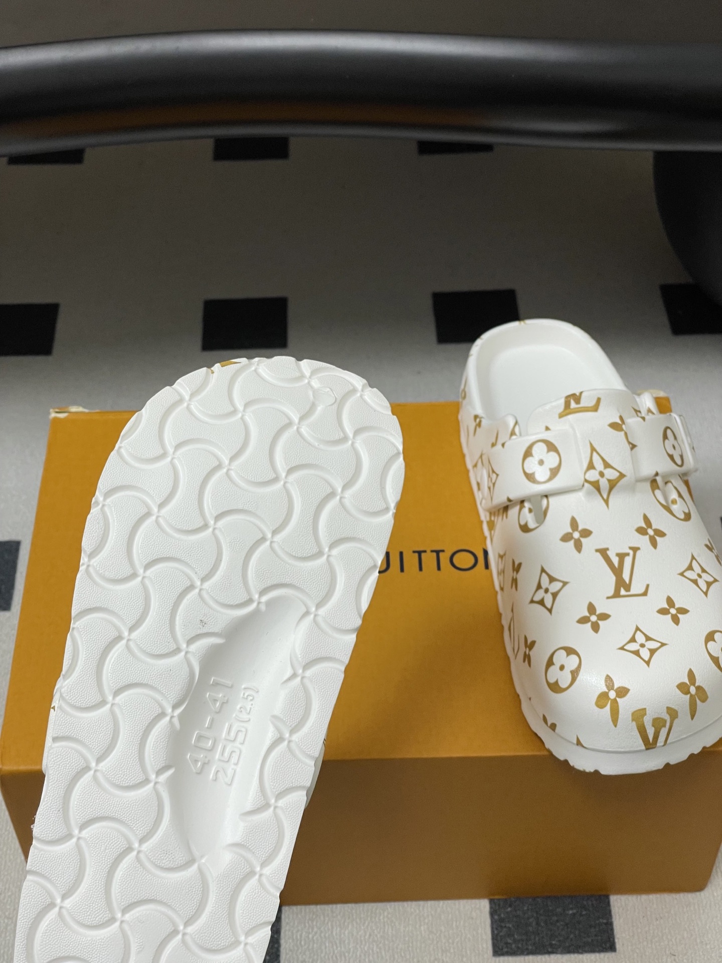 -最新爆款Louis Vuitton Lv 勃肯穆勒鞋果冻半拖鞋情侣款休闲沙滩鞋夏日炎炎，少不了一双轻盈