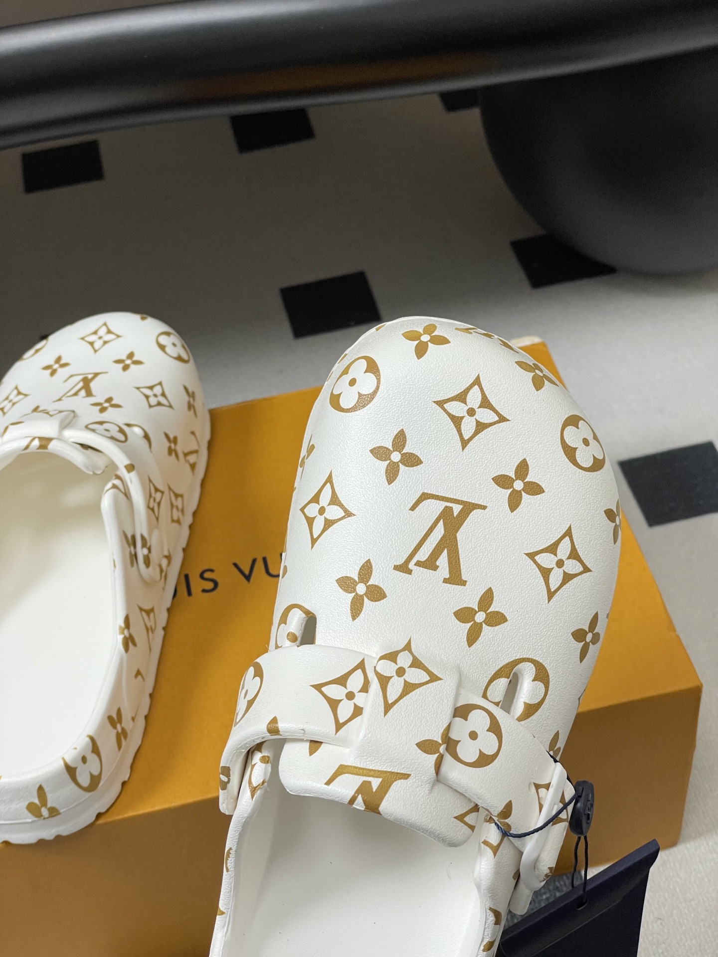 -最新爆款Louis Vuitton Lv 勃肯穆勒鞋果冻半拖鞋情侣款休闲沙滩鞋夏日炎炎，少不了一双轻盈