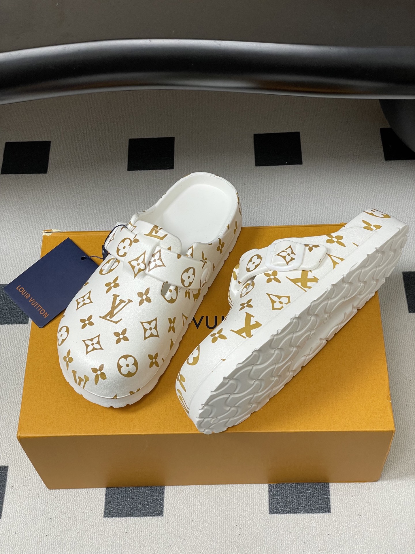 -最新爆款Louis Vuitton Lv 勃肯穆勒鞋果冻半拖鞋情侣款休闲沙滩鞋夏日炎炎，少不了一双轻盈