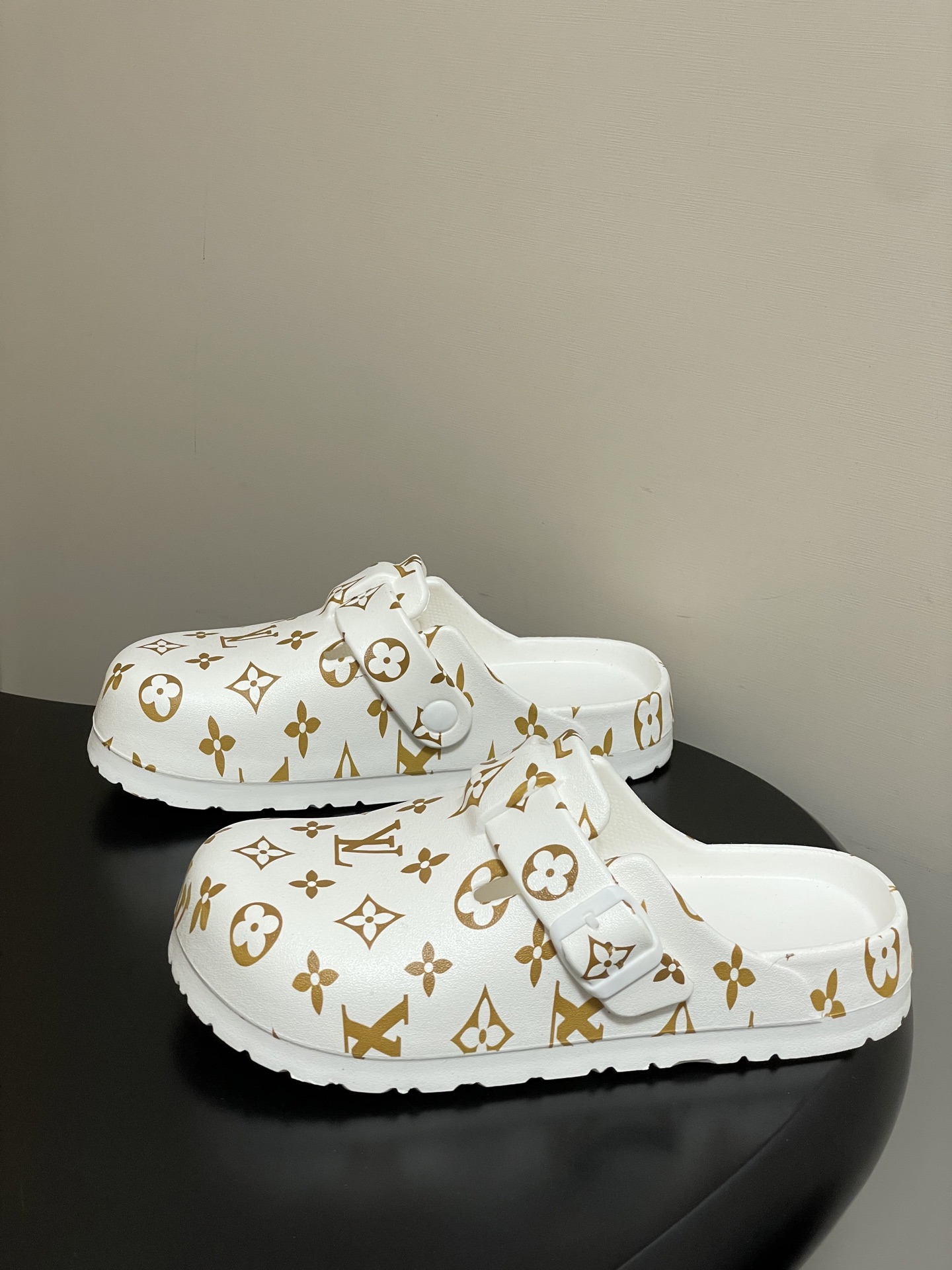 -最新爆款Louis Vuitton Lv 勃肯穆勒鞋果冻半拖鞋情侣款休闲沙滩鞋夏日炎炎，少不了一双轻盈