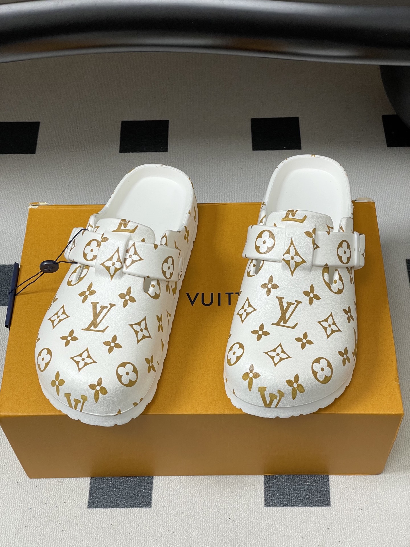 -最新爆款Louis Vuitton Lv 勃肯穆勒鞋果冻半拖鞋情侣款休闲沙滩鞋夏日炎炎，少不了一双轻盈