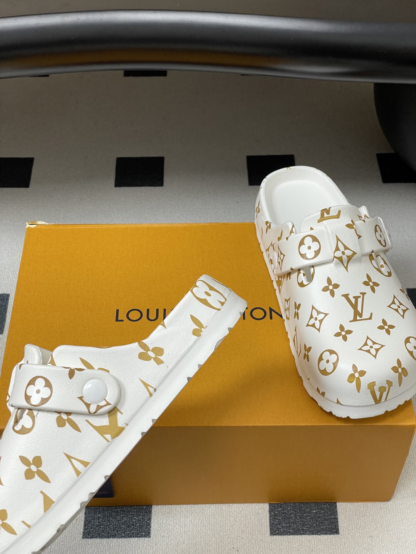 -最新爆款Louis Vuitton Lv 勃肯穆勒鞋果冻半拖鞋情侣款休闲沙滩鞋夏日炎炎，少不了一双轻盈