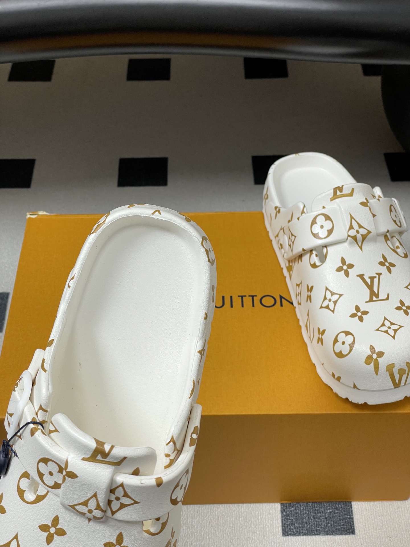 -最新爆款Louis Vuitton Lv 勃肯穆勒鞋果冻半拖鞋情侣款休闲沙滩鞋夏日炎炎，少不了一双轻盈