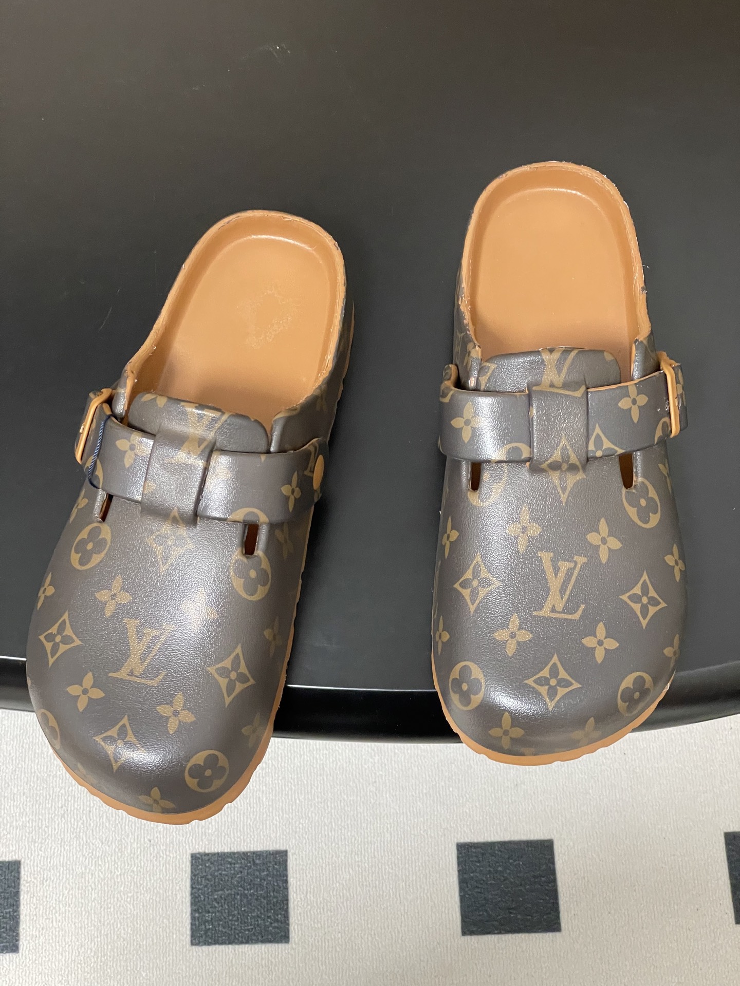 -最新爆款Louis Vuitton Lv 勃肯穆勒鞋果冻半拖鞋情侣款休闲沙滩鞋夏日炎炎，少不了一双轻盈