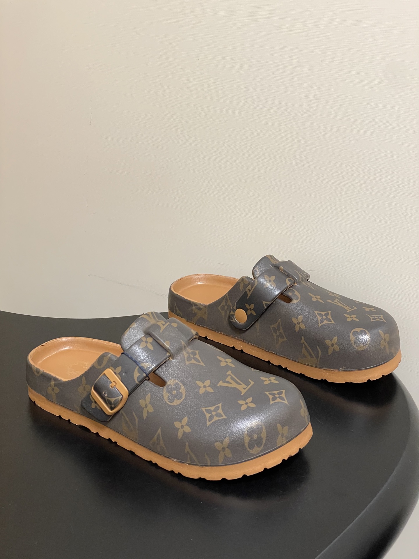 -最新爆款Louis Vuitton Lv 勃肯穆勒鞋果冻半拖鞋情侣款休闲沙滩鞋夏日炎炎，少不了一双轻盈