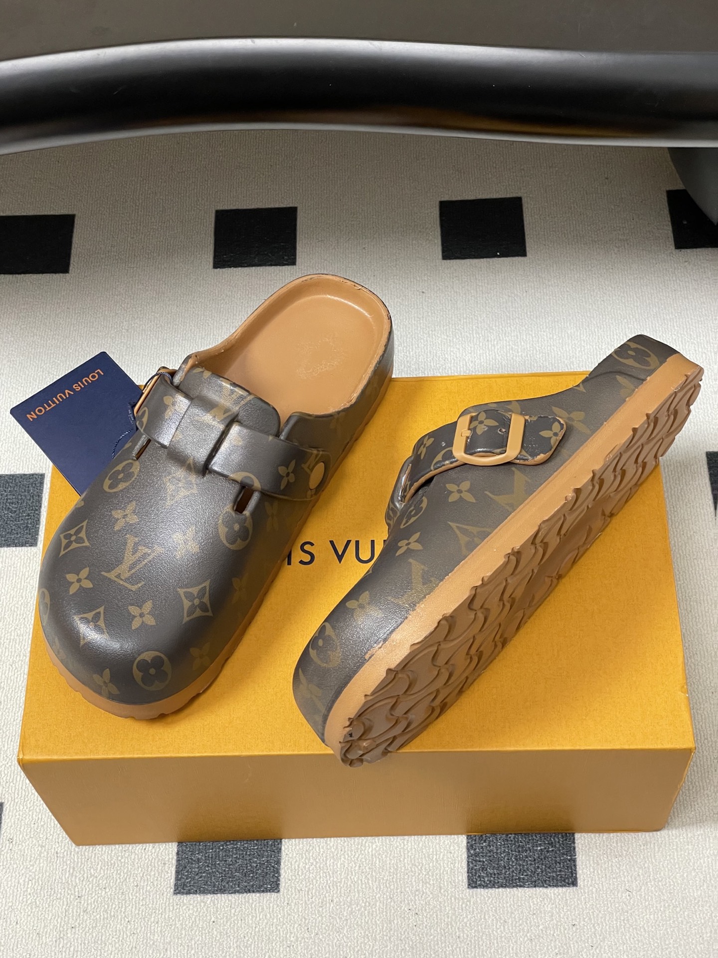 -最新爆款Louis Vuitton Lv 勃肯穆勒鞋果冻半拖鞋情侣款休闲沙滩鞋夏日炎炎，少不了一双轻盈