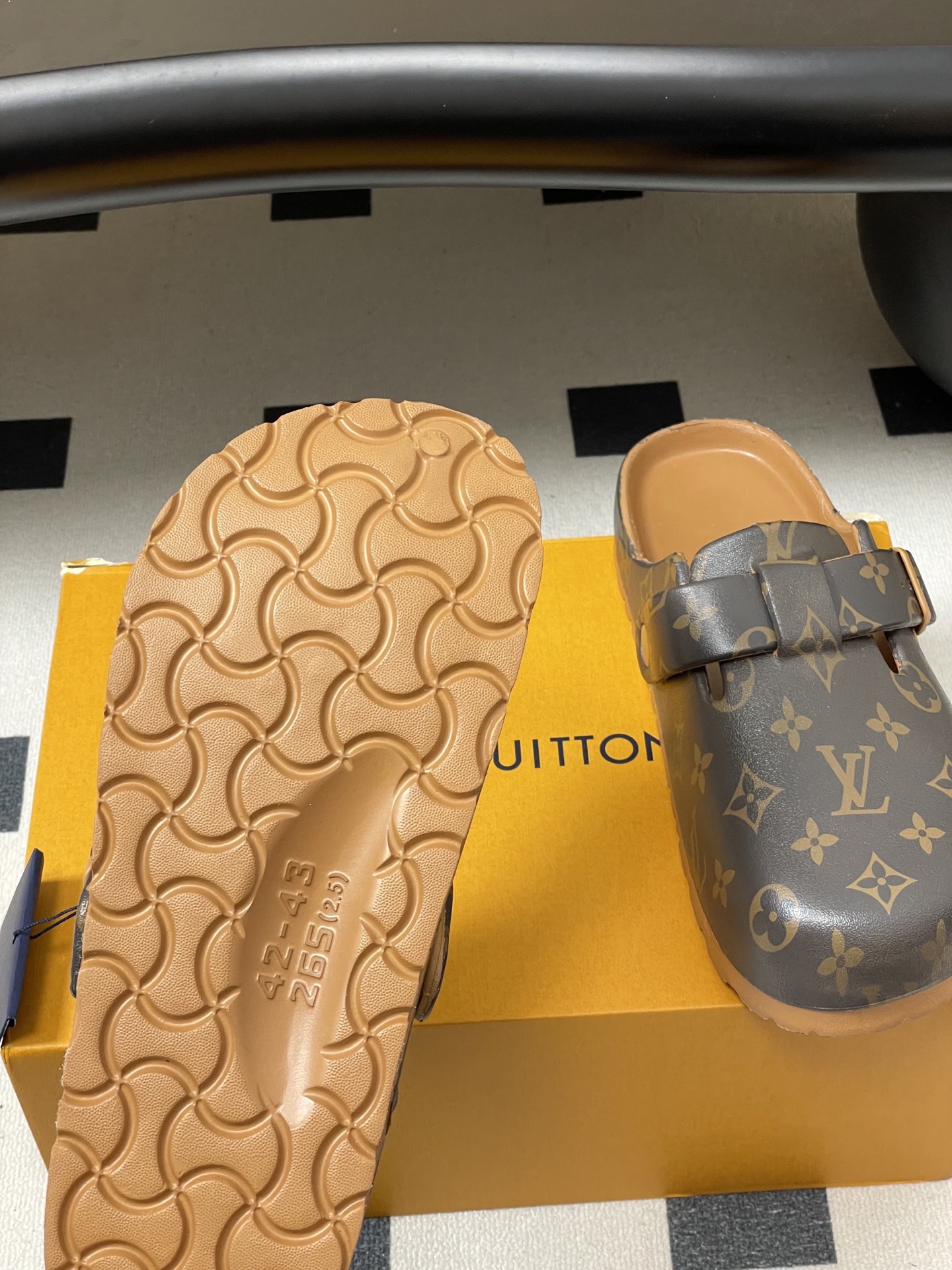 -最新爆款Louis Vuitton Lv 勃肯穆勒鞋果冻半拖鞋情侣款休闲沙滩鞋夏日炎炎，少不了一双轻盈
