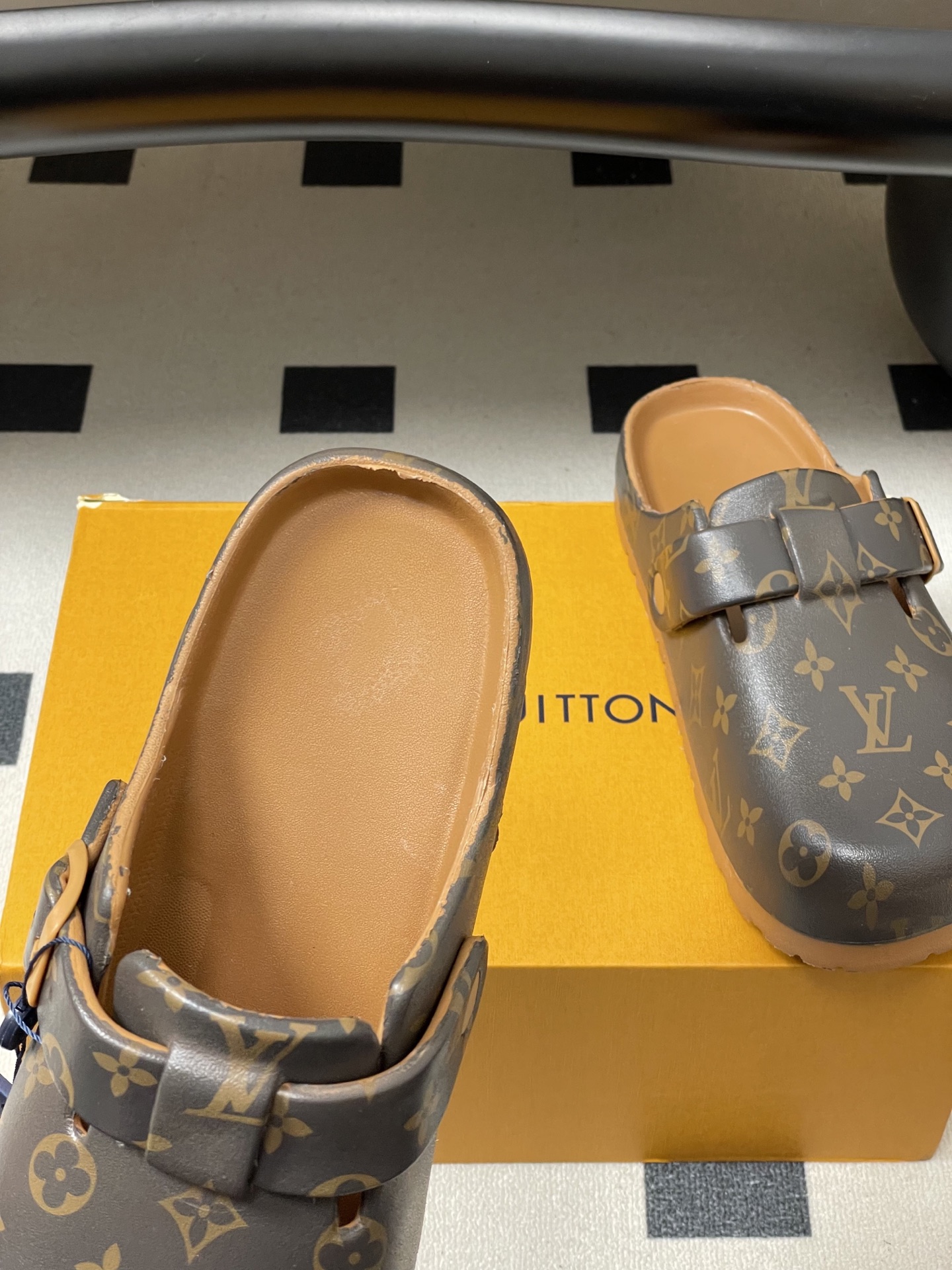 -最新爆款Louis Vuitton Lv 勃肯穆勒鞋果冻半拖鞋情侣款休闲沙滩鞋夏日炎炎，少不了一双轻盈