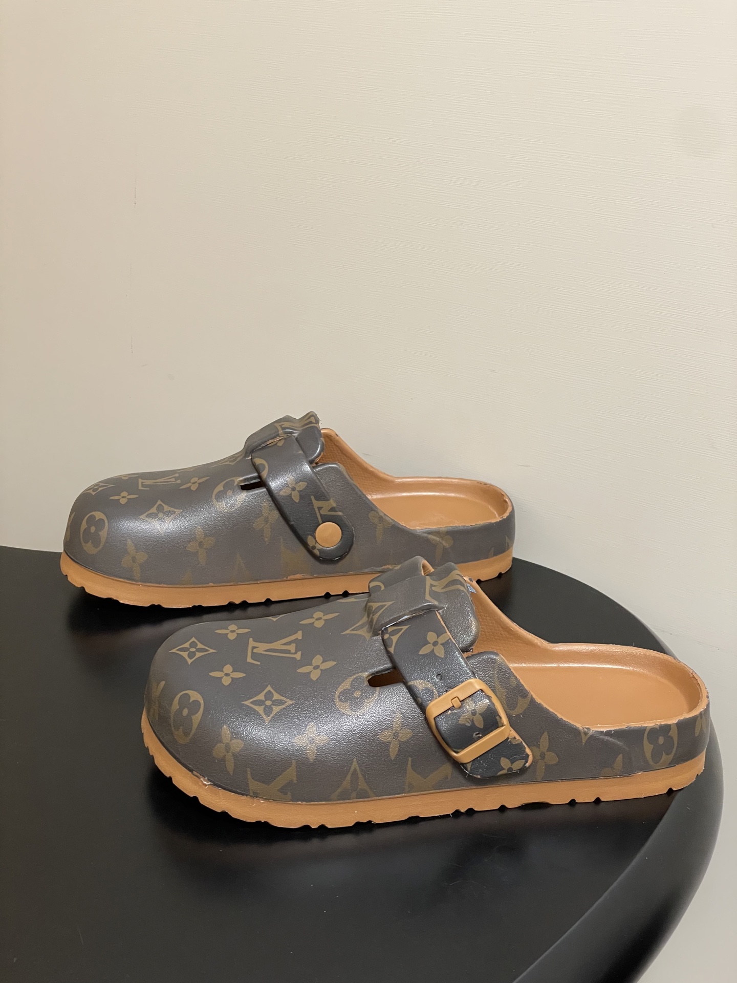 -最新爆款Louis Vuitton Lv 勃肯穆勒鞋果冻半拖鞋情侣款休闲沙滩鞋夏日炎炎，少不了一双轻盈