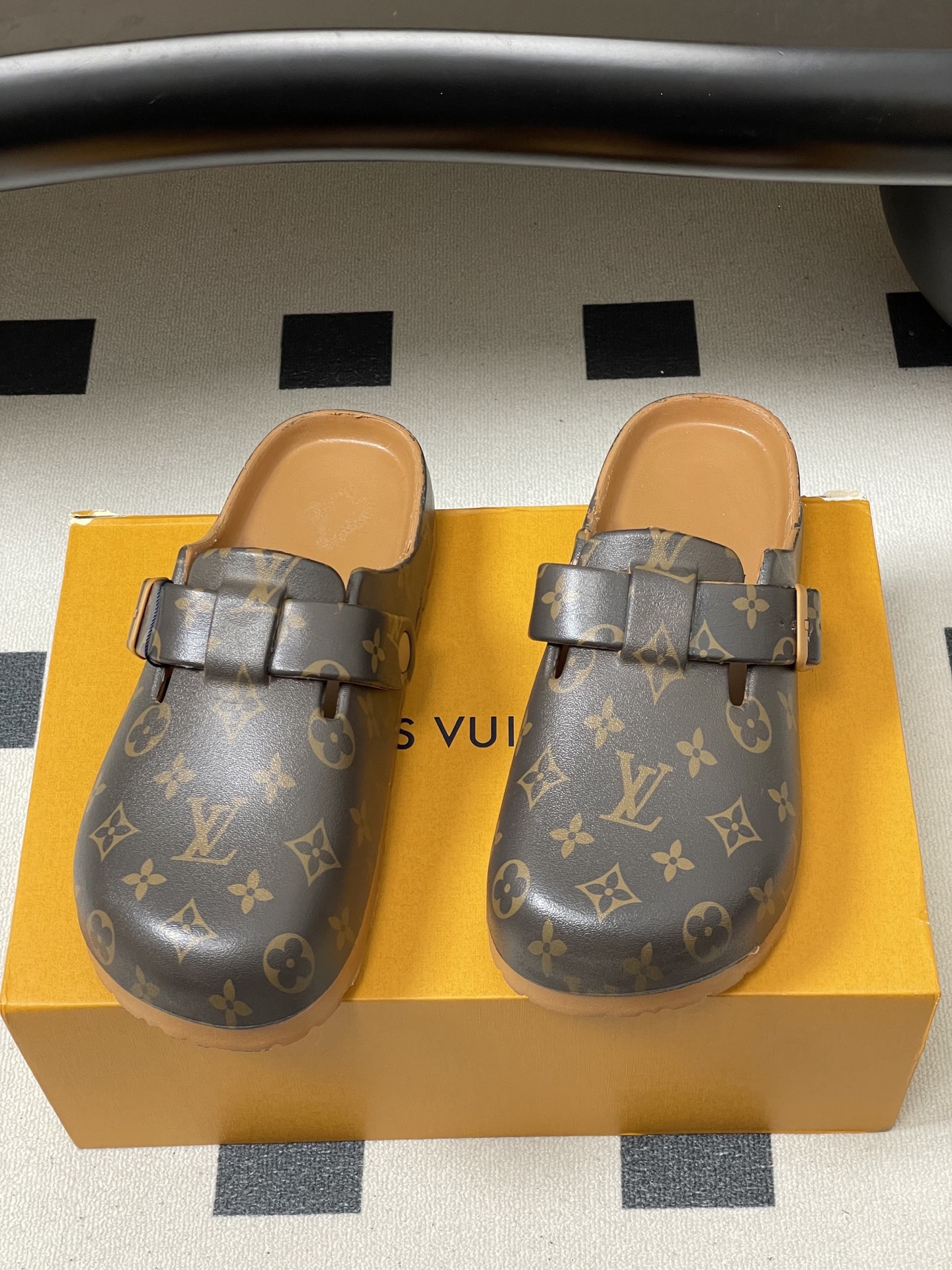-最新爆款Louis Vuitton Lv 勃肯穆勒鞋果冻半拖鞋情侣款休闲沙滩鞋夏日炎炎，少不了一双轻盈