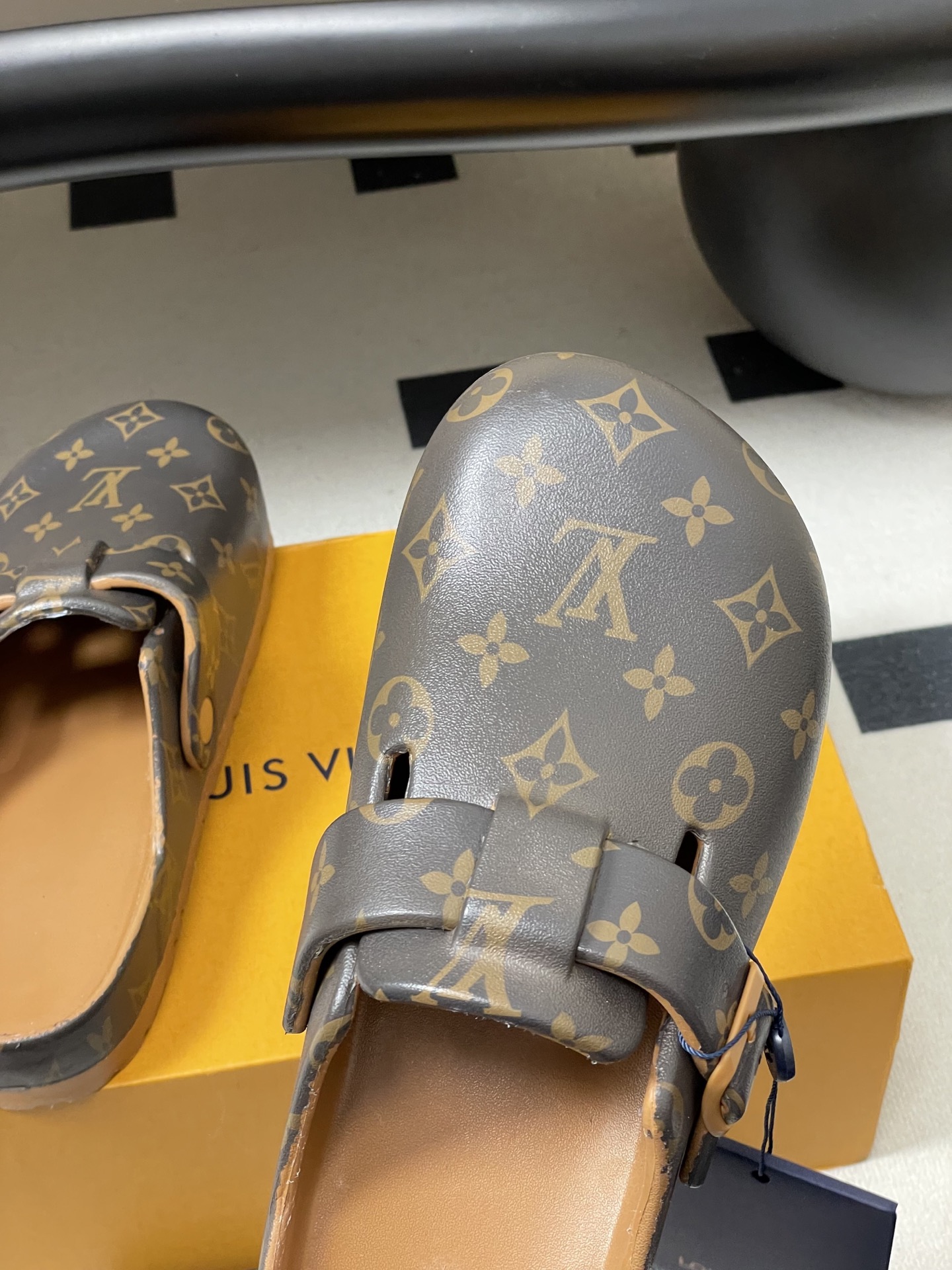 -最新爆款Louis Vuitton Lv 勃肯穆勒鞋果冻半拖鞋情侣款休闲沙滩鞋夏日炎炎，少不了一双轻盈